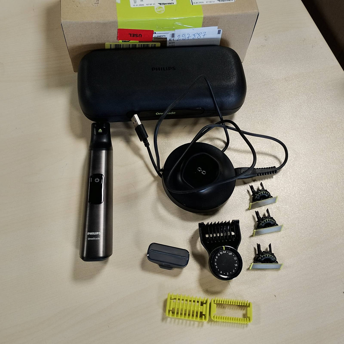 297887 - PHILIPS OneBlade Pro 360 për Fytyrën dhe Trupin, Makinë Elektrike Rroje, 3 x 360 Tehe, Krehër Preciz, 2 Shtojca Trupi, Çantë Udhëtimi, Stacion Karikimi, QP6652/35