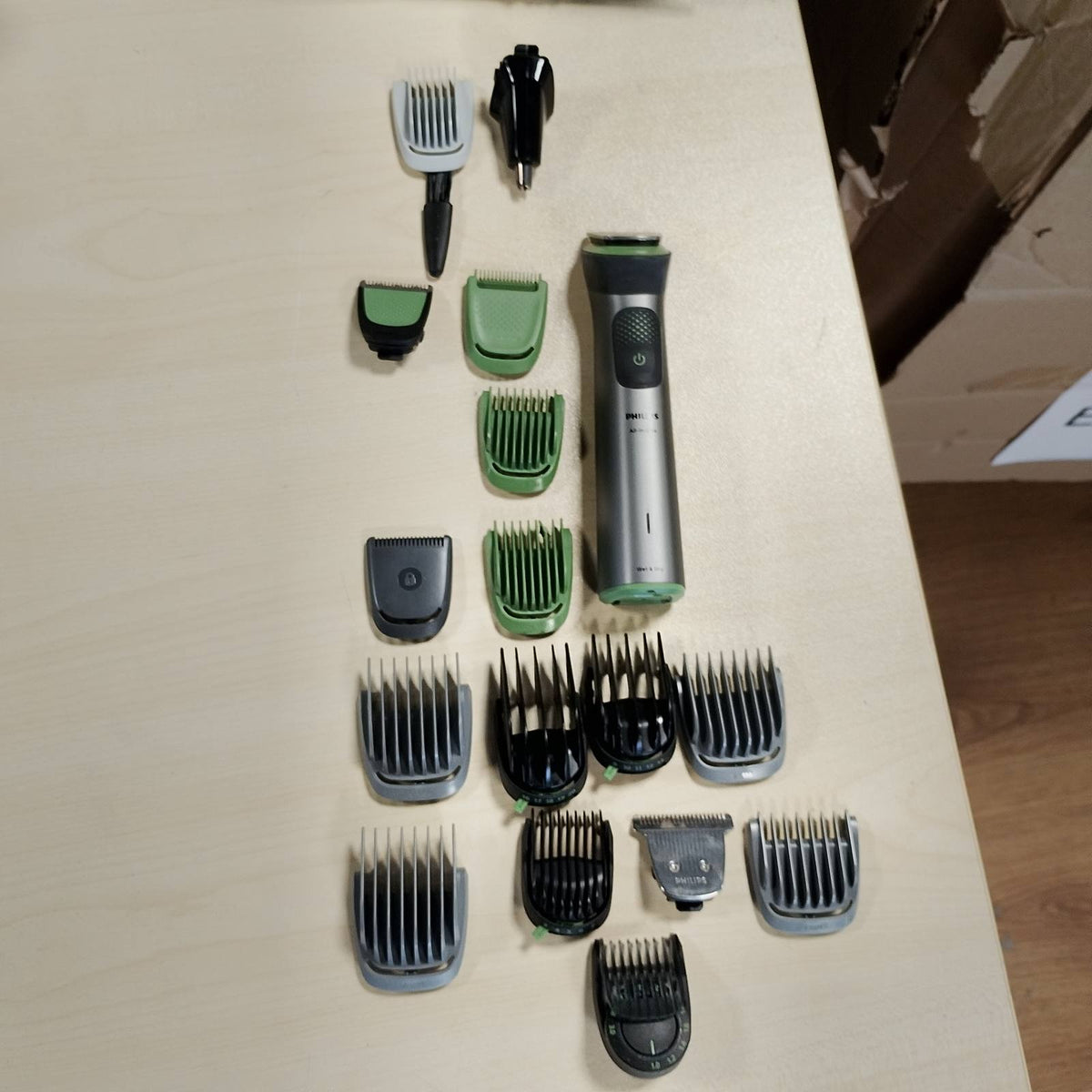 297906 - PHILIPS Multigroom 7000 për Burra - Makinë prerëse dhe prerëse flokësh 19 pjesë, tehe vetë-mprehëse, 26 cilësime gjatësie (0.5-20 mm), MG7962/30