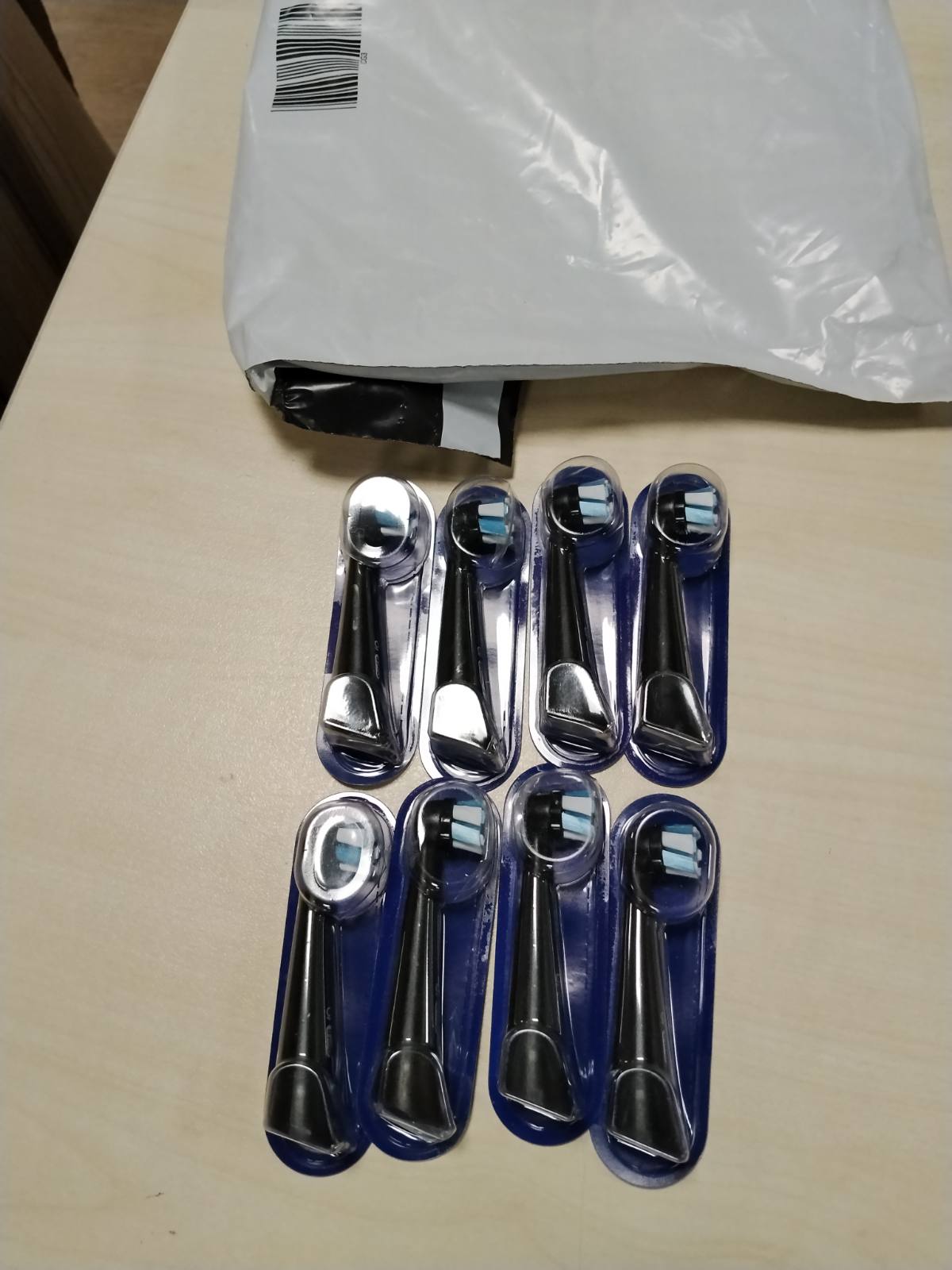 297950 - ORAL-B Koka furçash dhëmbësh elektrike iO Ultimate Clean, pako me 8 koka zëvendësuese të zeza