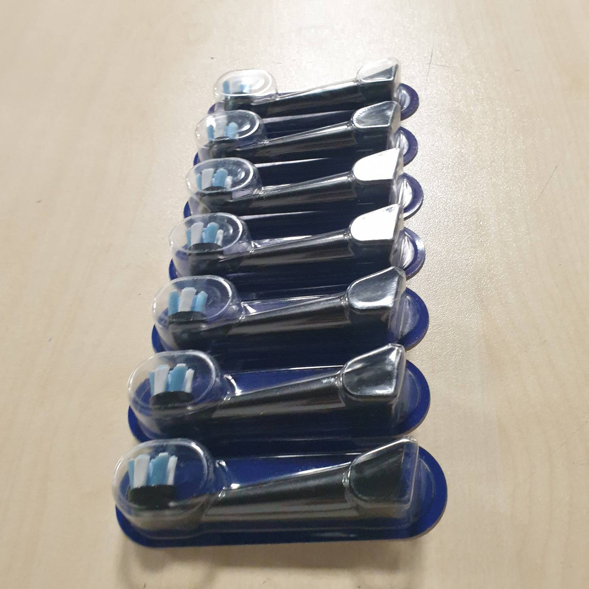 298004 - ORAL-B Koka Furçash Zëvendësuese iO Ultimate Clean, të Zeza, 10 copë