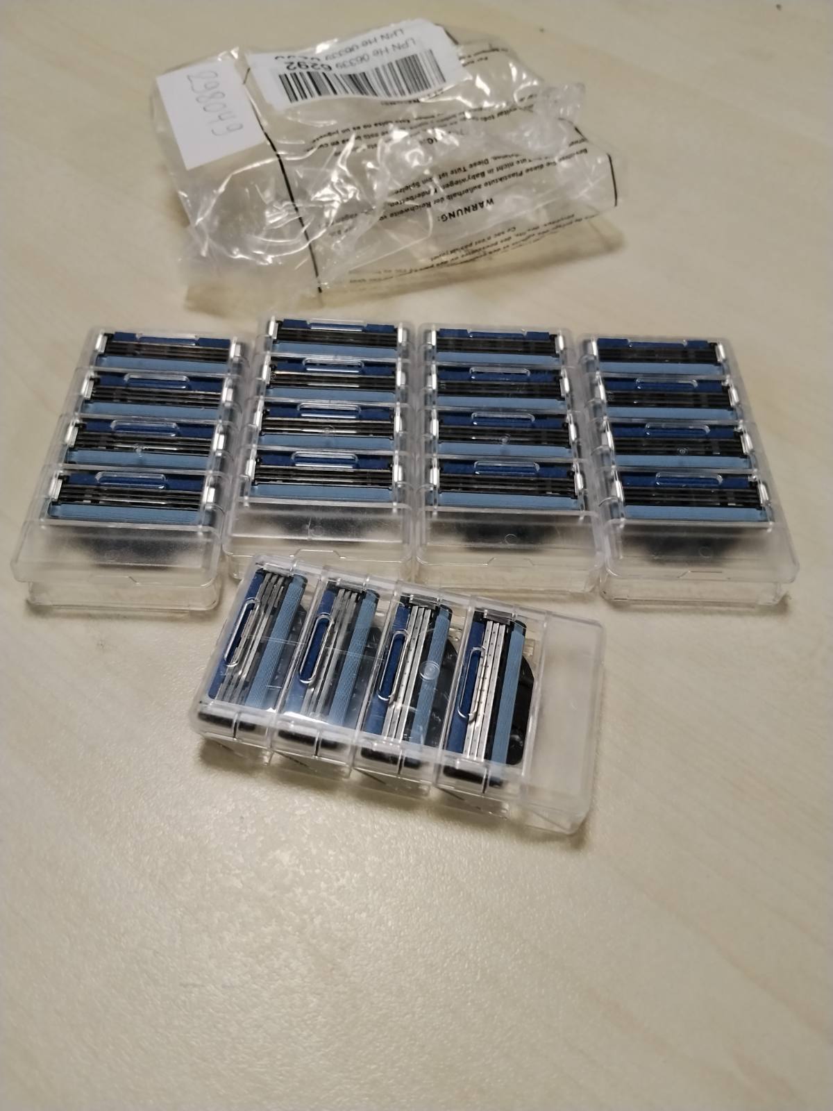 298049 - GILLETTE Brisqe rroje Mach3, 24 tehe zëvendësuese origjinale, me shirit lubrifikues për rrëshqitje të lëmuar