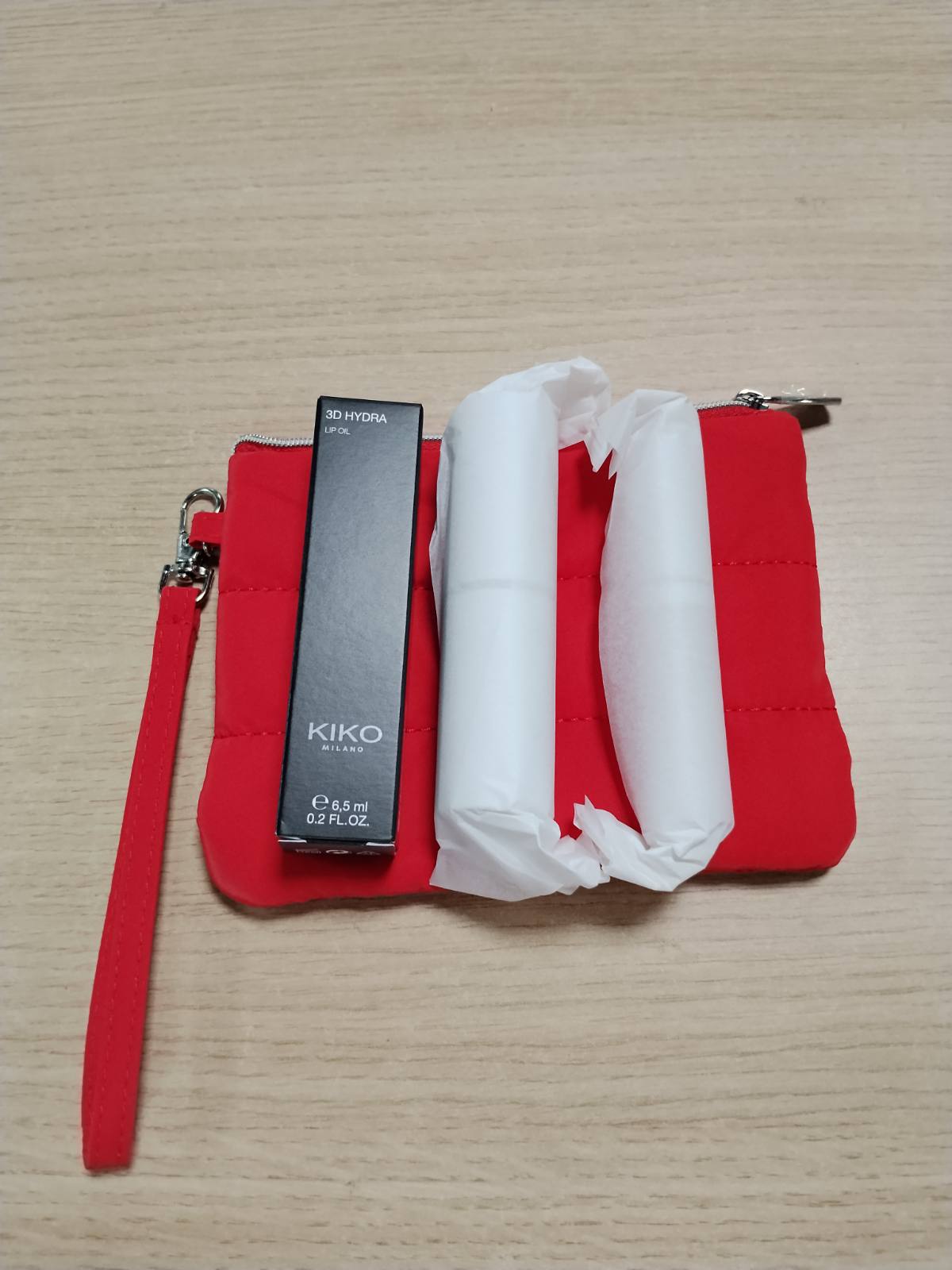 298180 - KIKO MILANO Set Dhurate Grimi Milano Snow-Kissed Holiday Festive Besties, përfshin Shkop për Buzët dhe Faqet, Hije Syri e Lëngshme dhe Vaj Buzësh