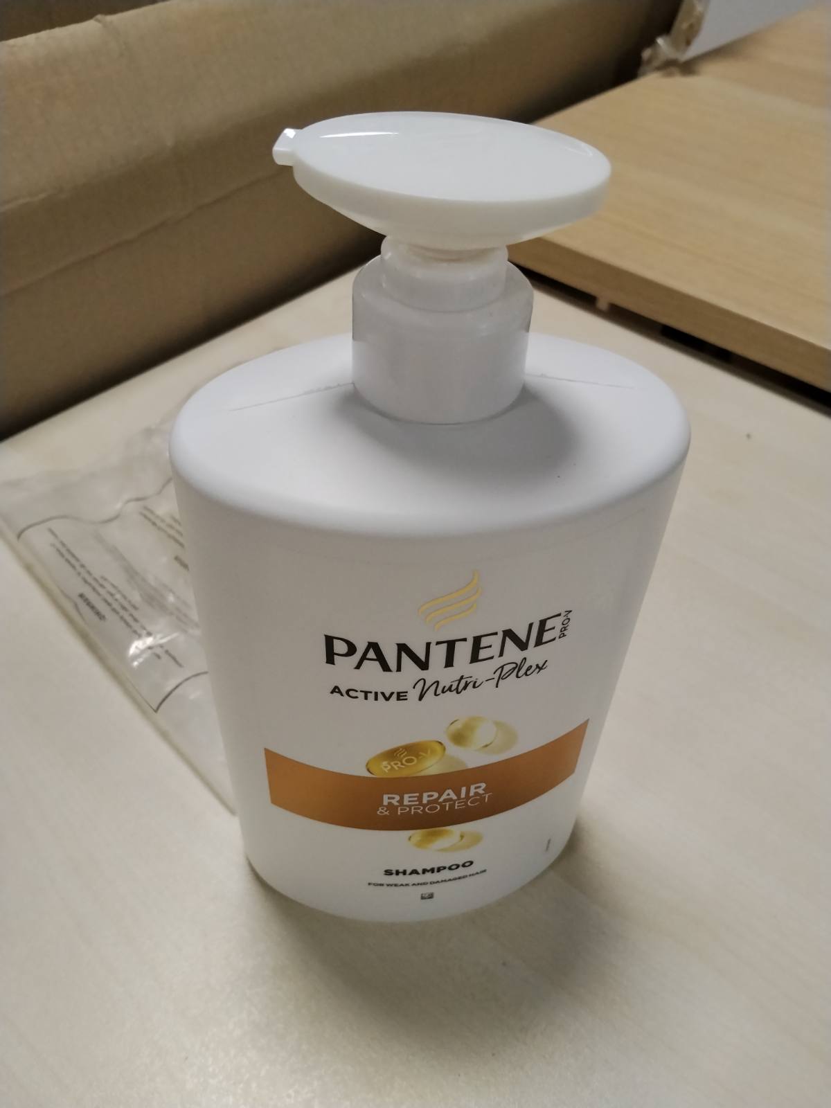 298464 - Pantene Pro-V - Shampo Riparim & Mbrojtje 1000ml me pompë për flokë të brishtë, të thatë dhe të dëmtuar, pa silikone, vajra minerale dhe ngjyrues