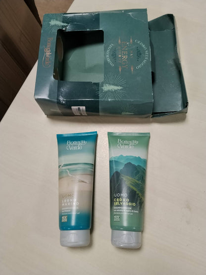 298591 - BOTTEGA VERDE - Set Dhuratash për Burra, Shampo Dushi me Dru Deti 200 ml dhe Shampo Dushi me Kedër të Egër 200 ml, Aromë Erëzash, Druri dhe Agrumesh