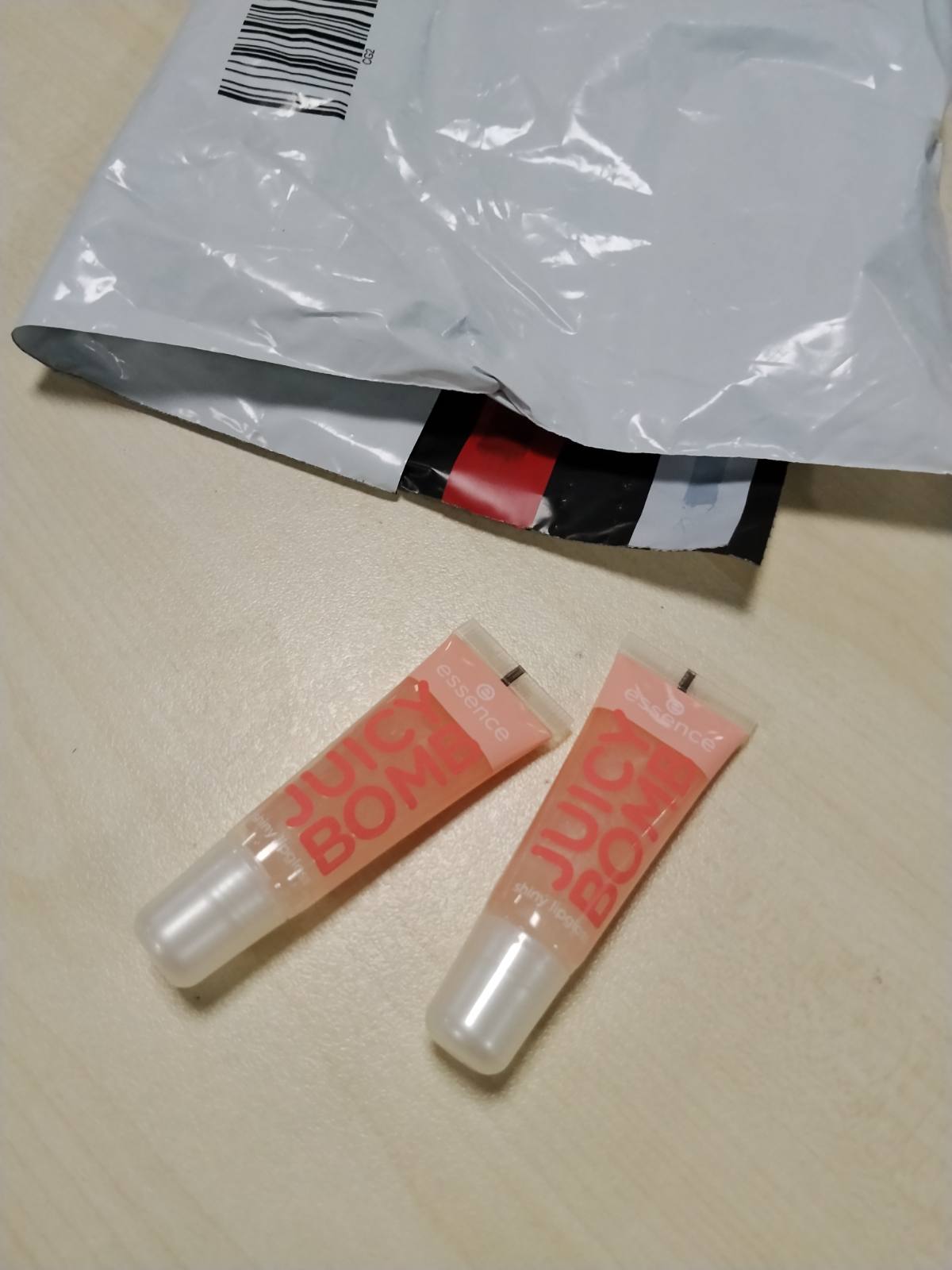 298889 - essence Shkëlqyes buzësh JUICY BOMB Nr. 101, Transparent, 10 ml, vegan, pa alkool, pa parabene, pa mikroplastikë (2 copë)