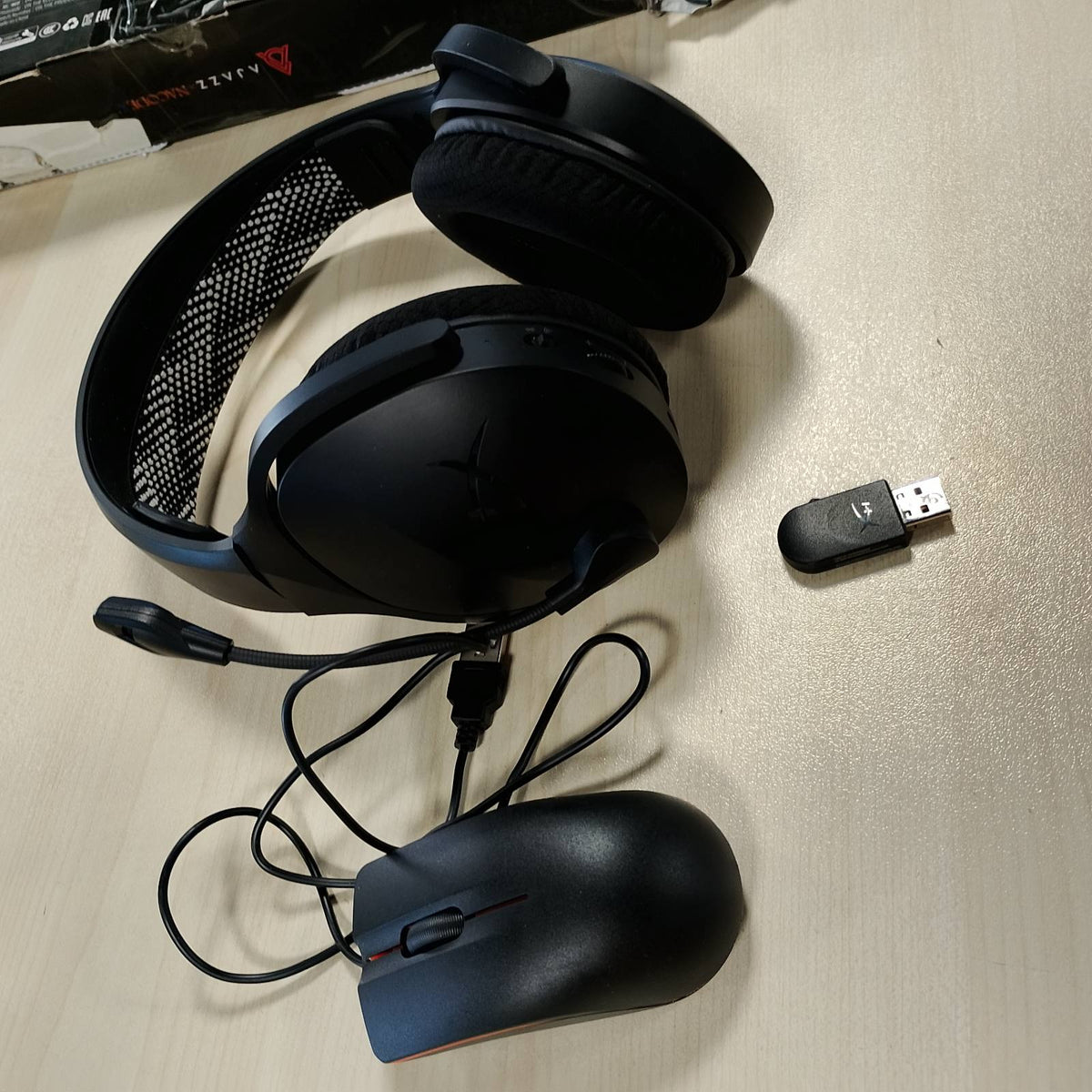 299064 - HYPERX CLOUD JET, Kufje për lojëra me dy pa tel, dongle 2.4 GHz, Bluetooth 5.2, për PC, PS5, Nintendo Switch, Steam Deck, Celular, USB-A