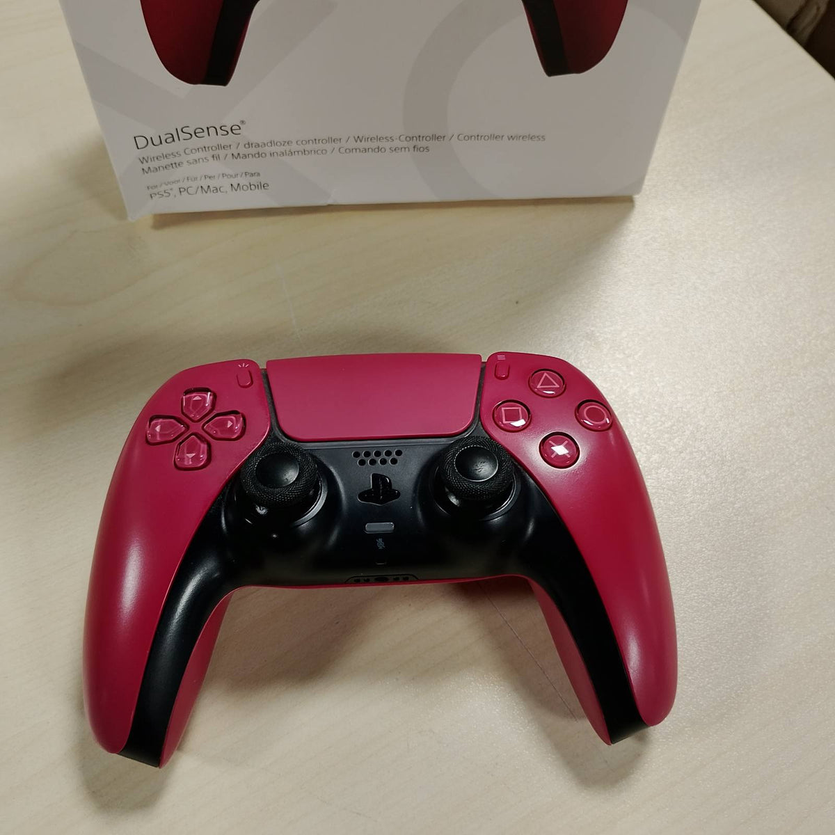 299083 - SONY Kontrollues Zyrtar DualSense 5, Pa Tel, Bateri e Rikarikueshme, Bluetooth, I Përputhshëm me PS5 dhe PC, Ngjyra: E Kuqe Kozmike