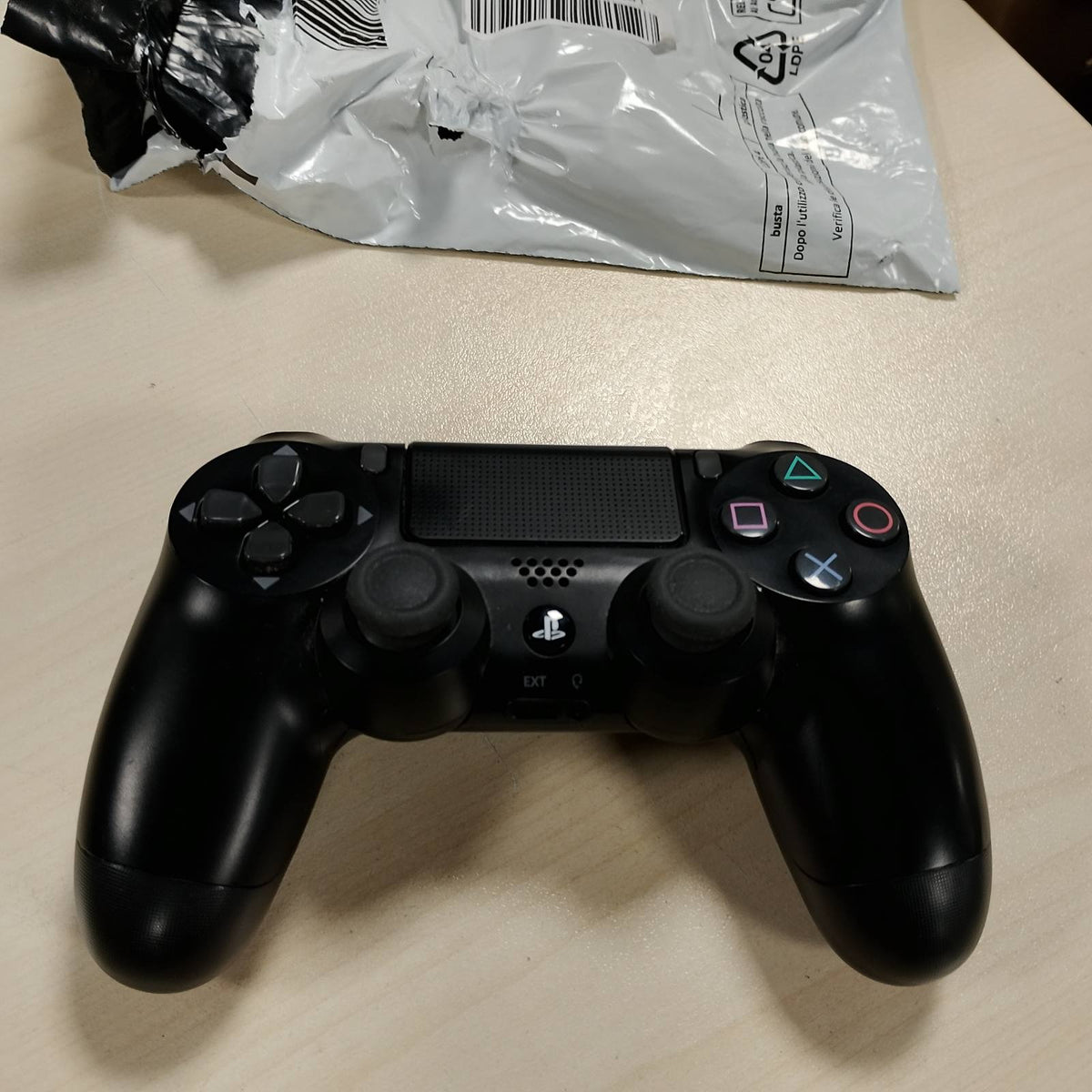 299166 - SONY, Kontrollues Zyrtar PS4 DUALSHOCK 4, Pa Tel, Bateri e Rikarikueshme, Bluetooth, Ngjyra: E Zezë Jet