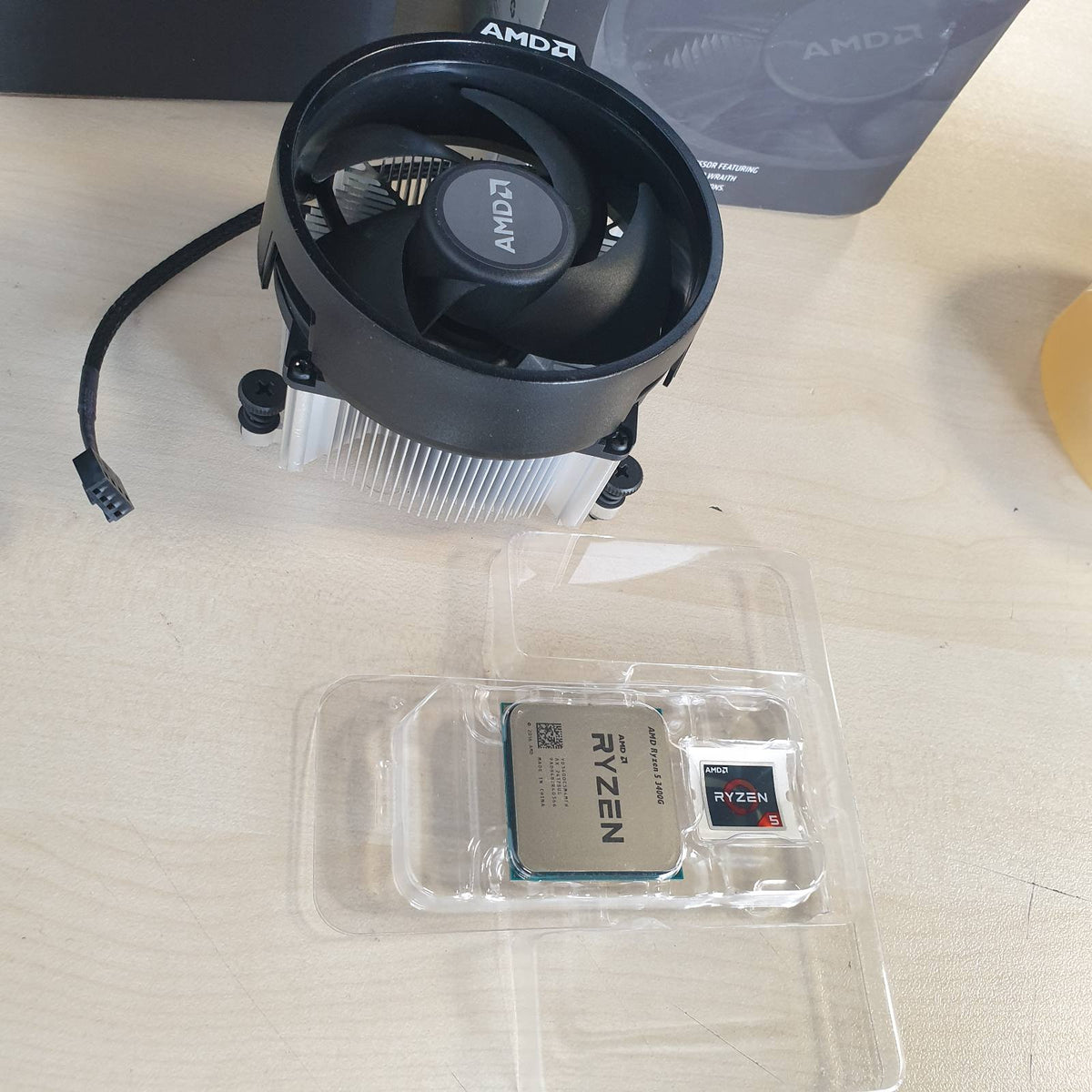 299180 - AMD PROCESORI RYZEN 5 3400G, Frekuenca 3.7GHz, Numri i bërthamave: 4, Numri i thjeshtësive: 8, Pesha: 150g