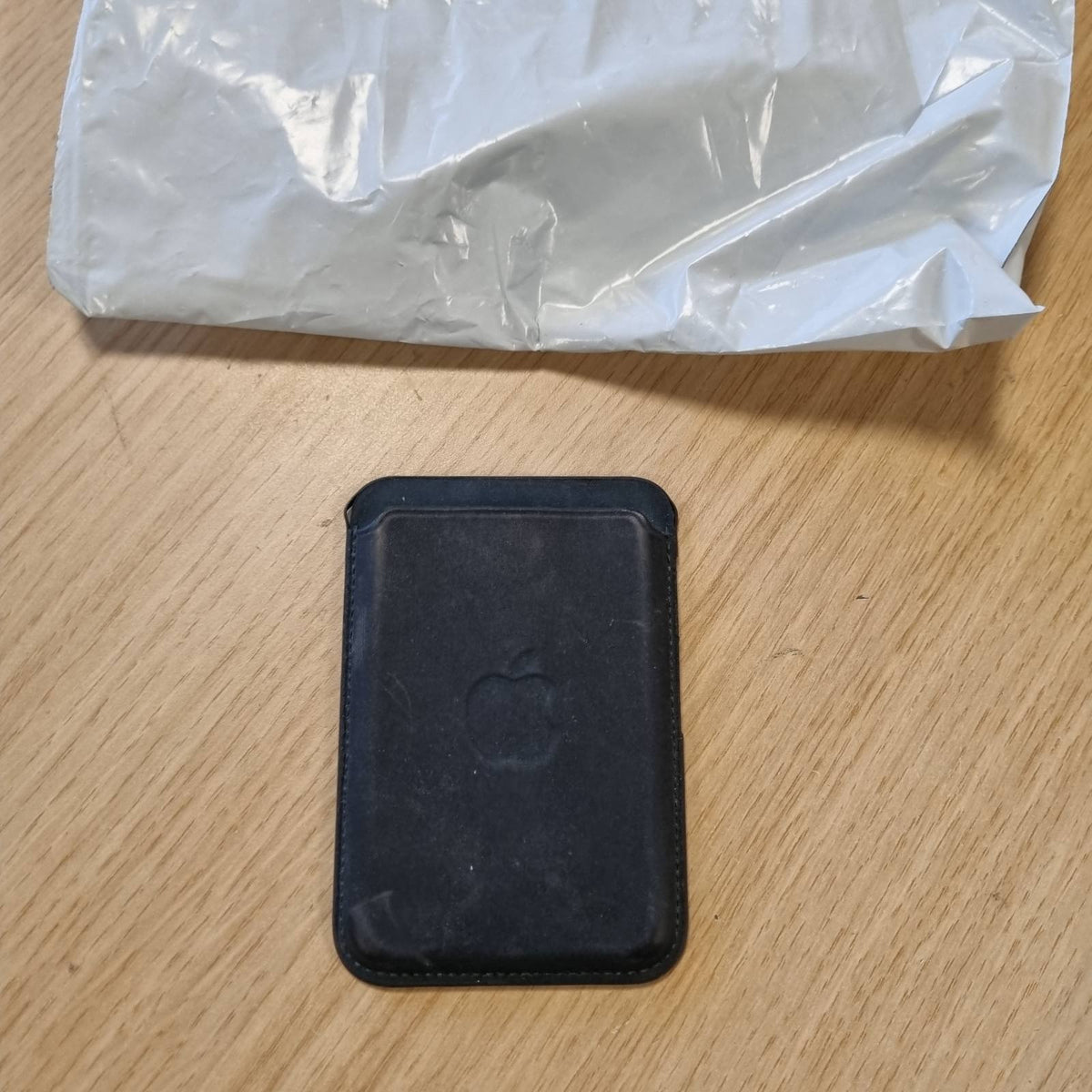 299210 - APPLE Portofol iPhone prej pëlhure të hollë me MagSafe – Jeshile e errët
