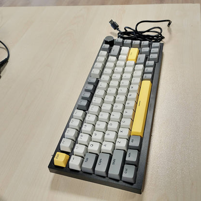 299271 - AJAZZ AK820 Tastierë mekanike me tela, 75% e madhësisë, 82 taste, material PBT, RGB e orientuar nga jugu, jastëk izolimi zanor me pesë shtresa, ndërrim i shpejtë i tasteve, ngjyrë gri e bardhë e verdhë