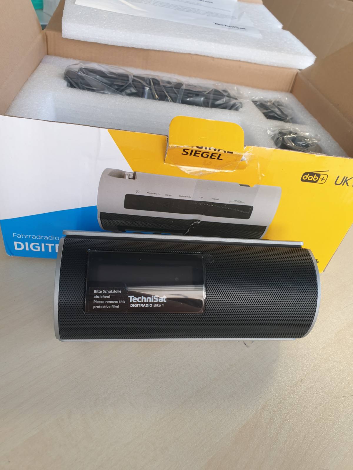 299296 - TECHNISAT DIGITRADIO Bike 1 Radio biçiklete DAB+, IP65, ekran OLED, Bluetooth, montim universal, bateri, 2 vat, e zezë/argjendtë