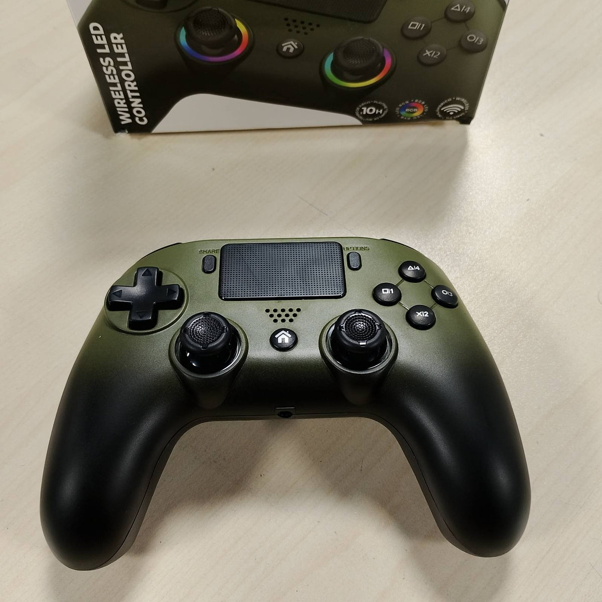 299401 - SUBSONIC Kontrollues LED pa tel Jeshile për PS5, llamba dhe LED të programueshëm, funksion dridhjeje, Touchpad, i pajtueshëm me Playstation 5 dhe PC