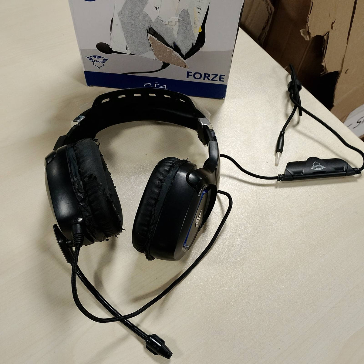 299403 - TRUST GAMING Kufje Lojërash GXT 488 Forze me Licencë Zyrtare për PS4 dhe PS5, Mikrofon të Palosshëm Fleksibël, Heshtje Mikrofoni, Kontroll Volumi në Linjë, E Zezë