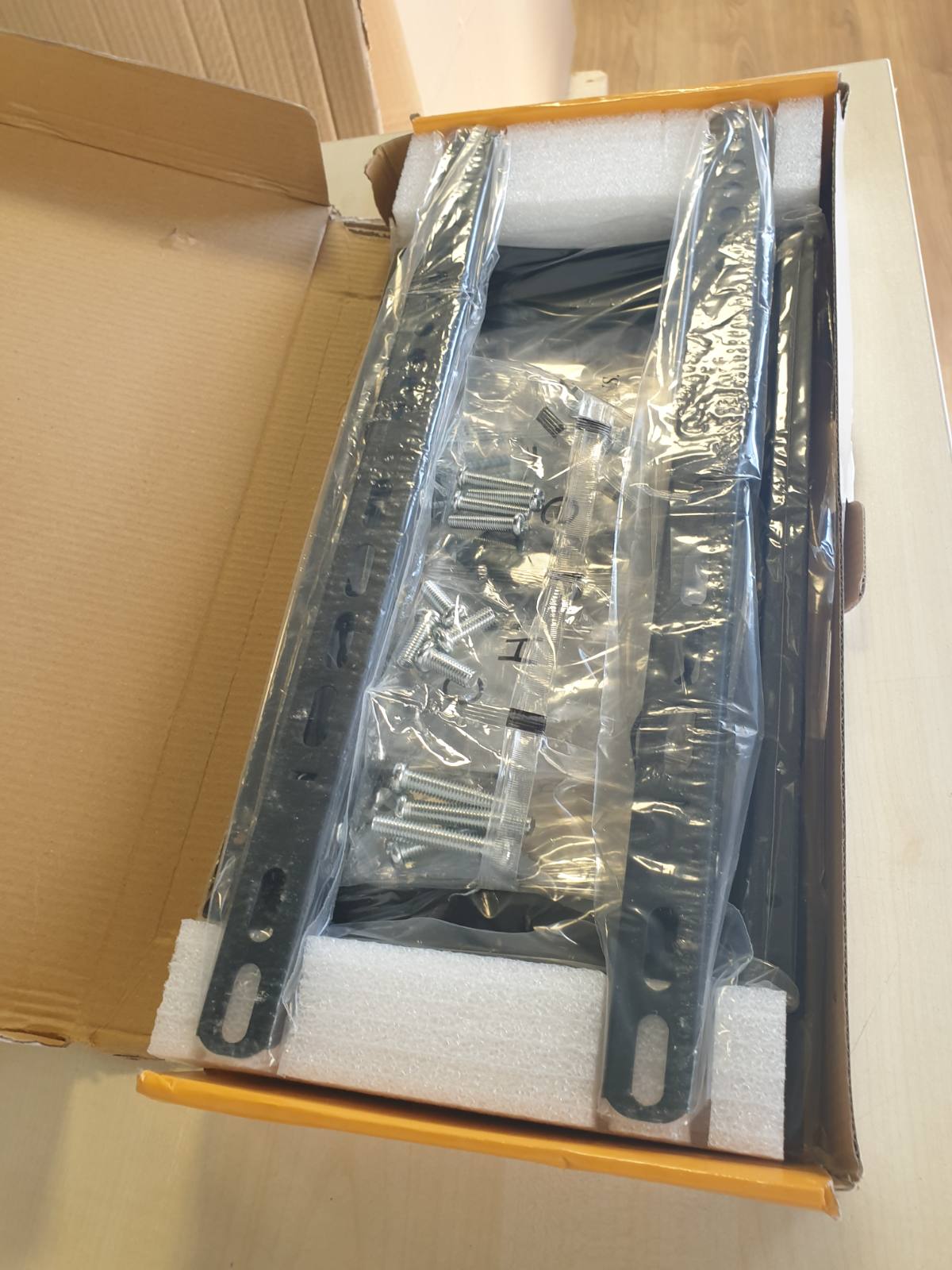 299599 - GRIFEMA GB1007-6 Mbështetëse për TV në Mur për TV 37-82”, Mbështetëse Universale, Deri në 60 kg, VESA 600x400 mm