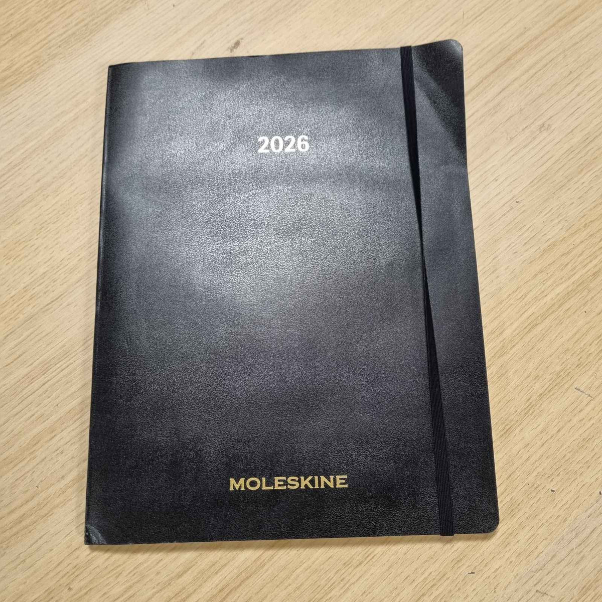 299776 - MOLESKINE Planifikues Essential 2025-2026, Planifikues Vertikal Javor, 15 Muaj, Hapësira Kohore Ditore, Mbulesë Fleksibile, E Zezë, Format XXL 23.5 x 28.14 cm