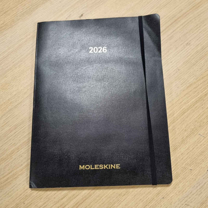 299776 - MOLESKINE Planifikues Essential 2025-2026, Planifikues Vertikal Javor, 15 Muaj, Hapësira Kohore Ditore, Mbulesë Fleksibile, E Zezë, Format XXL 23.5 x 28.14 cm