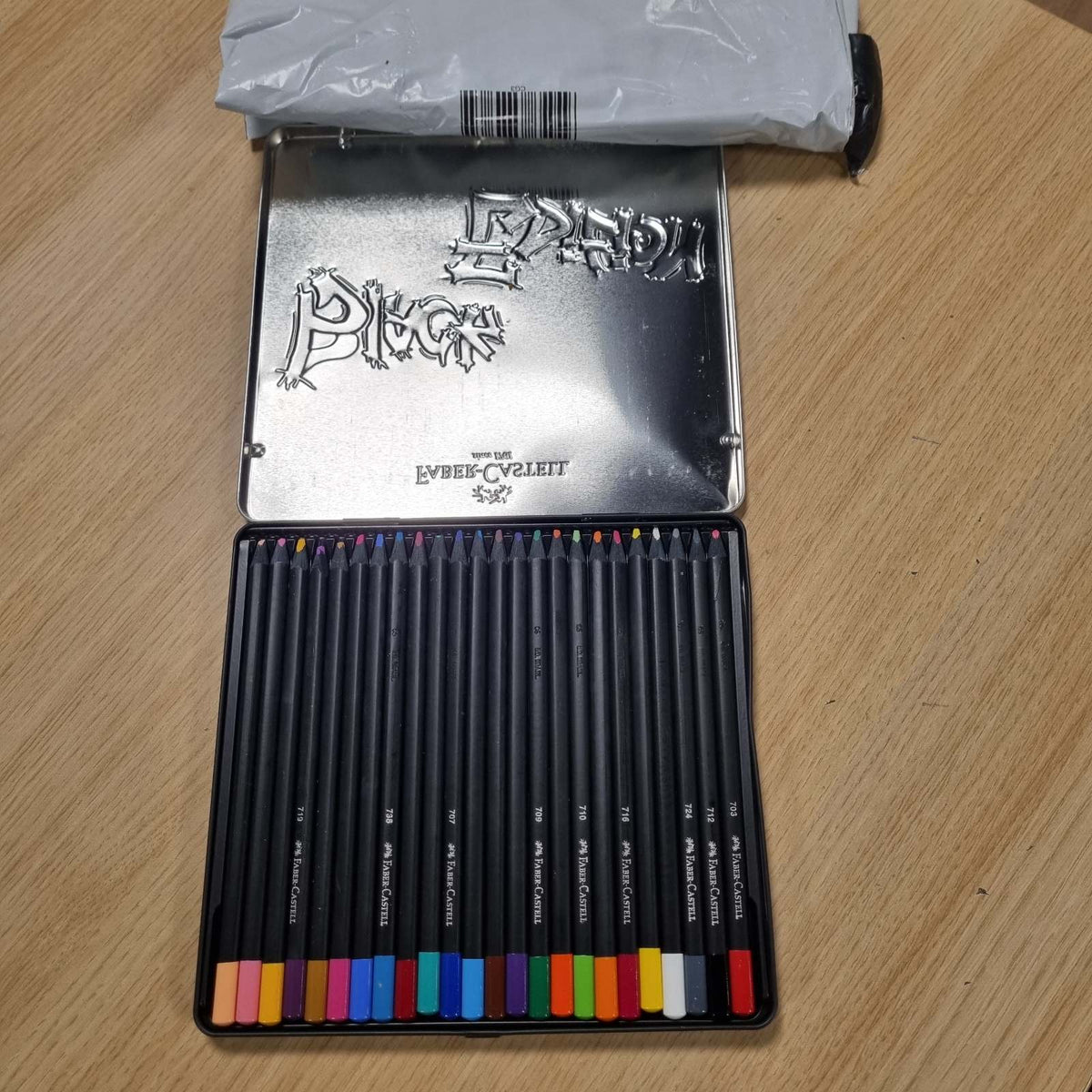 299837 - FABER-CASTELL Lapsa me ngjyra 116425 Black Edition, kuti metalike me 24 pjesë, rezistente ndaj thyerjes, dorezë ergonomike