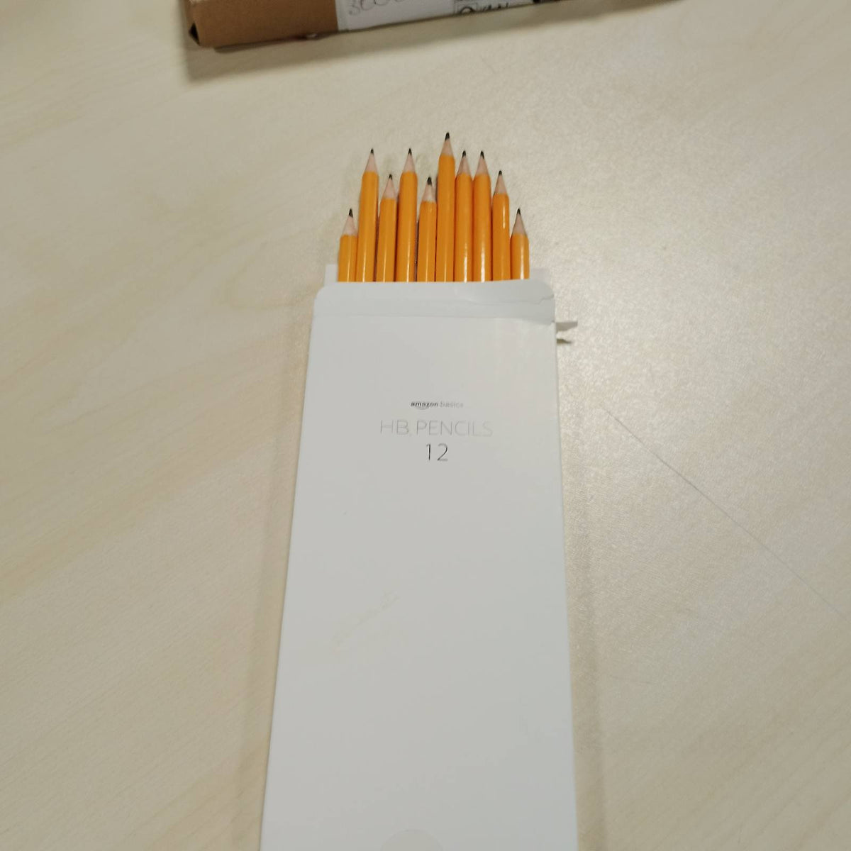 300040 - AMAZON BASICS Lapsa Graphite HB me bosht druri, të mprehur paraprakisht, majë gome që nuk njollos, pako me 12 lapsa