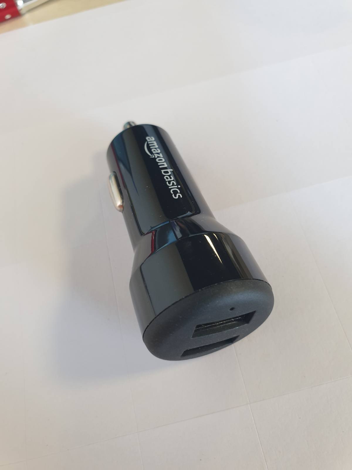 300043 - AMAZON BASICS KARIKUES MAKINE PËR PAJISJET APPLE DHE ANDROID, PORTË USB: 2 HYRJE, 4.8 AMPERE / 24 W, E ZEZË