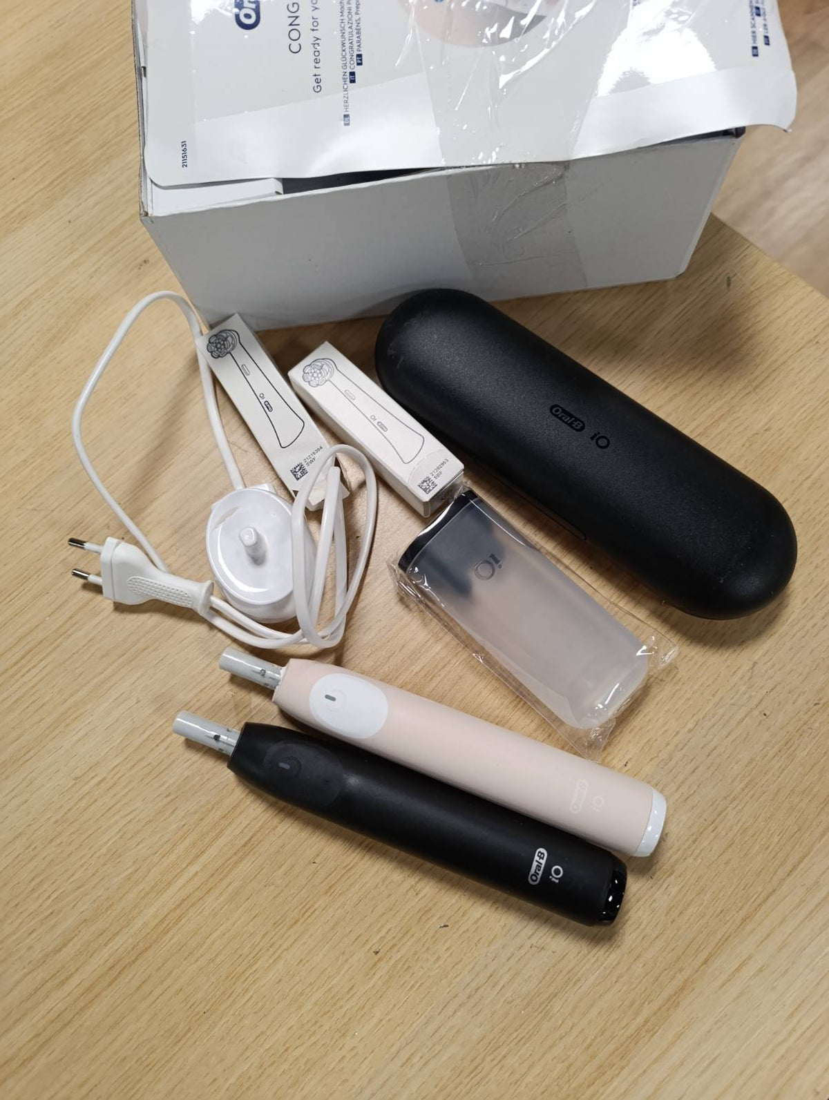 300275 - ORAL-B iO Seria 2 Furçë dhëmbësh elektrike, Pako dyshe, përfshin 2 koka furçe, Çantë udhëtimi, 3 mënyra pastrimi, e zezë, rozë