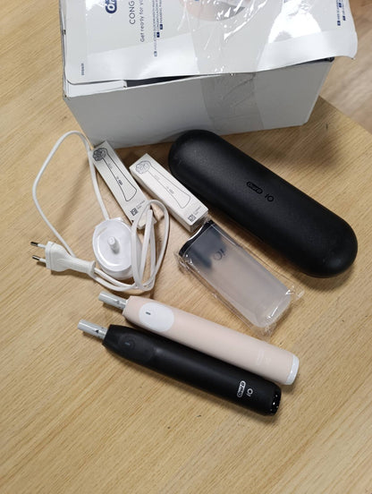 300275 - ORAL-B iO Seria 2 Furçë dhëmbësh elektrike, Pako dyshe, përfshin 2 koka furçe, Çantë udhëtimi, 3 mënyra pastrimi, e zezë, rozë