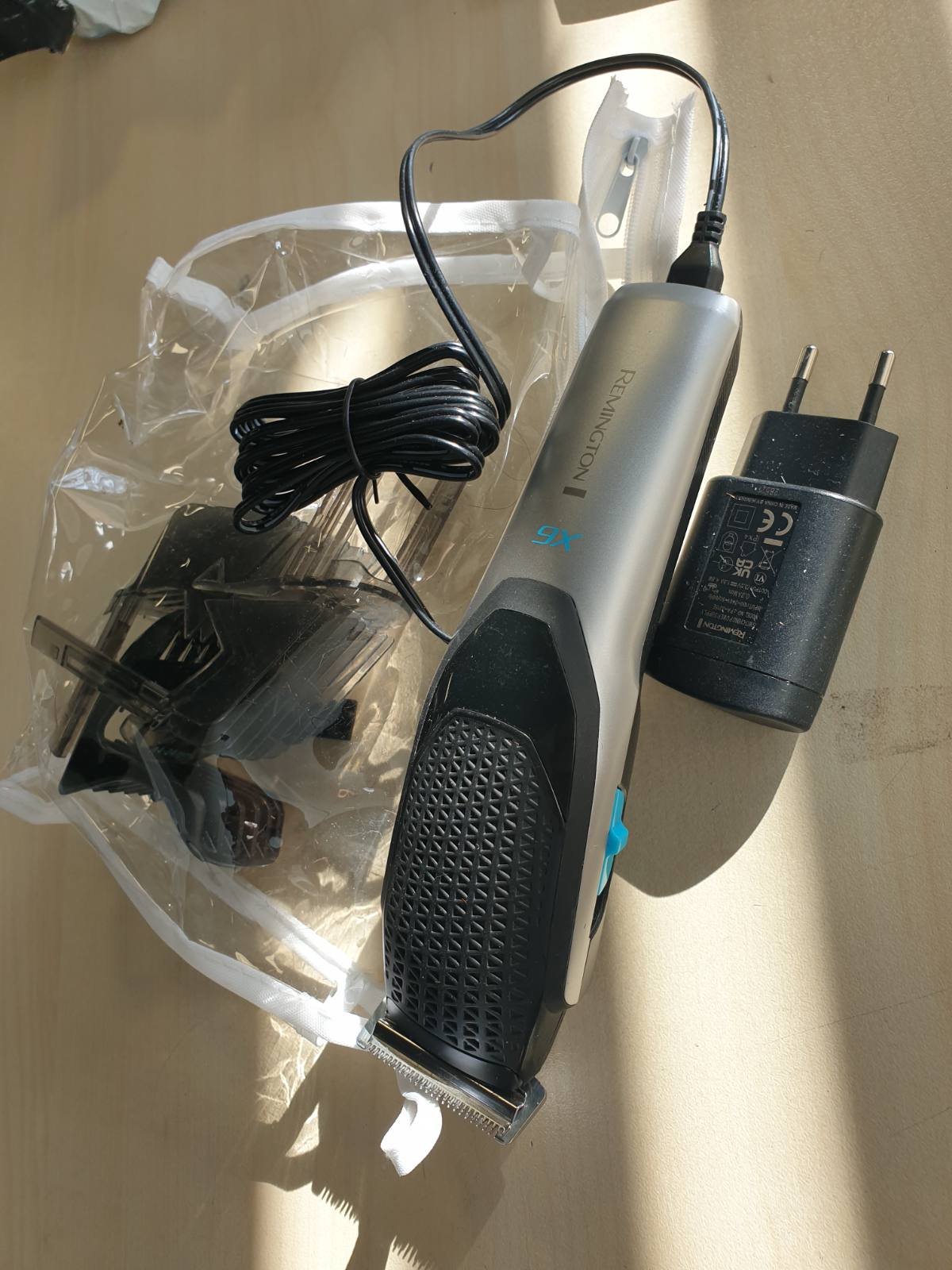 300345 - REMINGTON Power X Series X6 Makinë prerëse flokësh, Motor profesional, Tehe çeliku japoneze vetëmprehëse, 3 krehëra: Flokë 3-35 mm + Mjekër 1-5 mm, Rrjet/Pa tel - mikro USB, HC6001