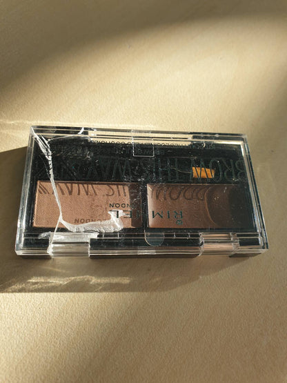 301344 - RIMMEL LONDON - SET FORMËSIMI PUDRE VETULLASH BROW THIS WAY, NGJYRË KAFE MESATARE, PUDËR 0.04 OZ, DYLLË 0.03 OZ