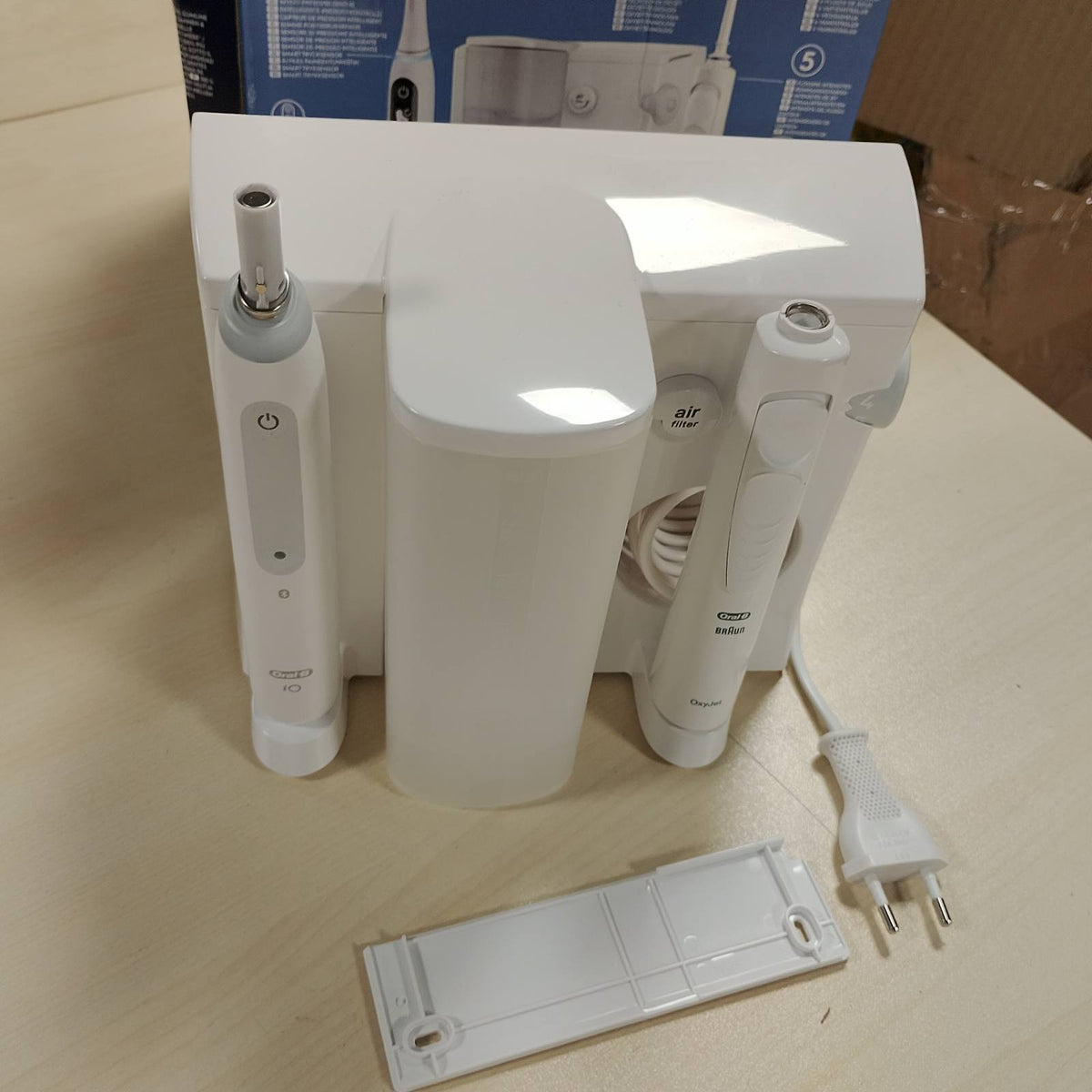 301553 - ORAL-B Pastrues dhëmbësh Oral Health Center me ujë dhe teknologji Oxyjet, 2 gryka zëvendësuese, furçë dhëmbësh elektrike iO Seria 6, 2 koka furçe, 5 mënyra për kujdesin oral, e bardhë