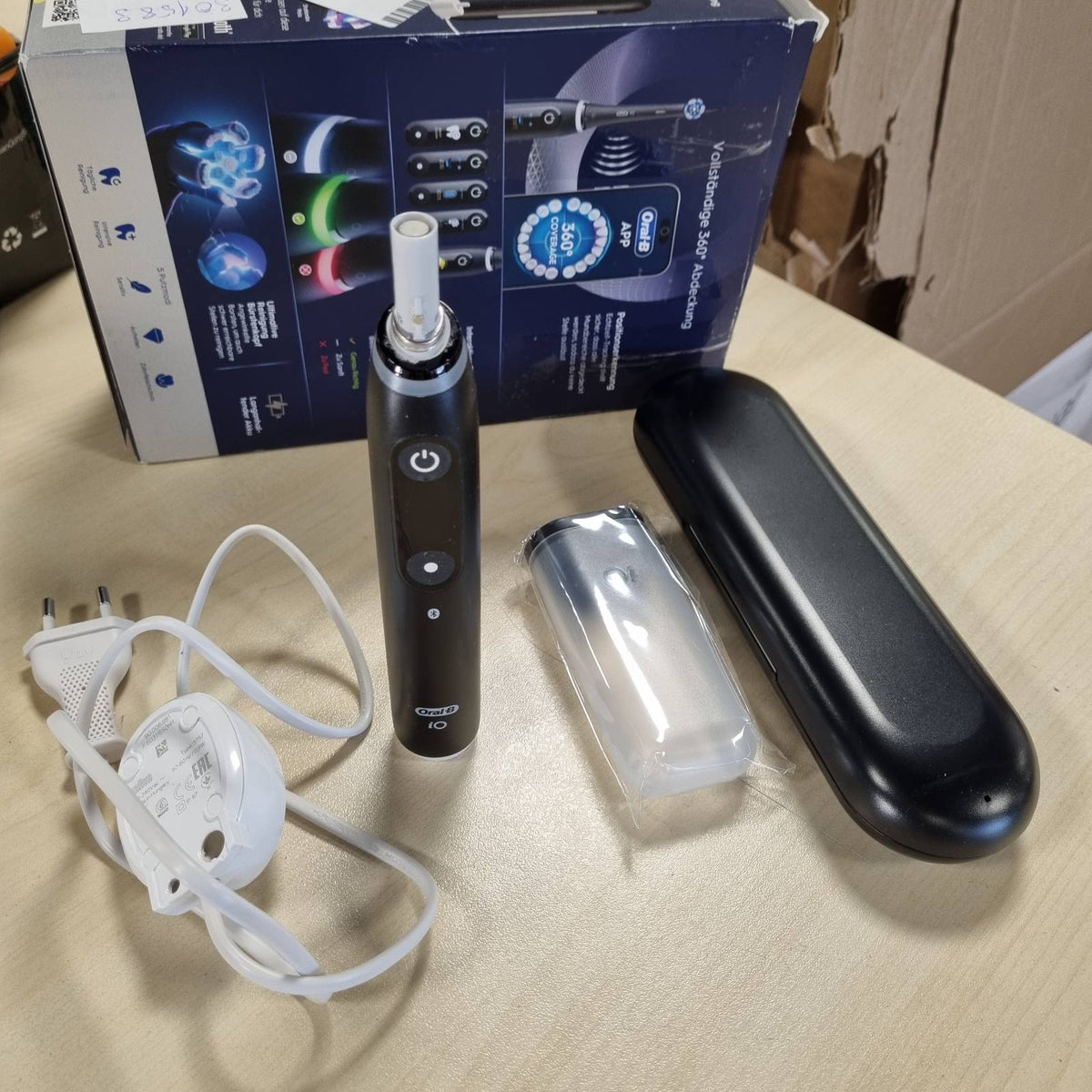 301583 - ORAL-B Furçë dhëmbësh elektrike iO Seria 6, e zezë, përfshin 2 koka furçe, kuti udhëtimi, 5 mënyra pastrimi, e projektuar nga Braun