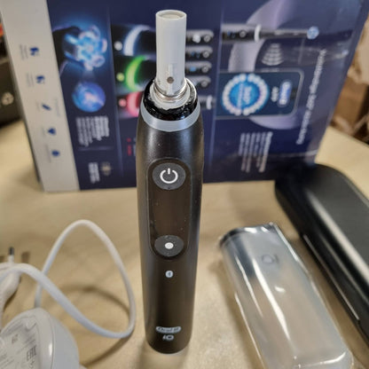 301583 - ORAL-B Furçë dhëmbësh elektrike iO Seria 6, e zezë, përfshin 2 koka furçe, kuti udhëtimi, 5 mënyra pastrimi, e projektuar nga Braun