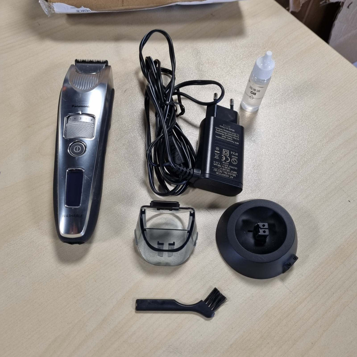 301598 - PANASONIC Prerëse flokësh ER-SB60-S803 për burra, portative, papërshkueshme nga uji, 20 cilësime gjatësie, 2 aksesorë, prerëse precize, funksionim pa tel dhe me kabllo, stacion karikimi, argjend