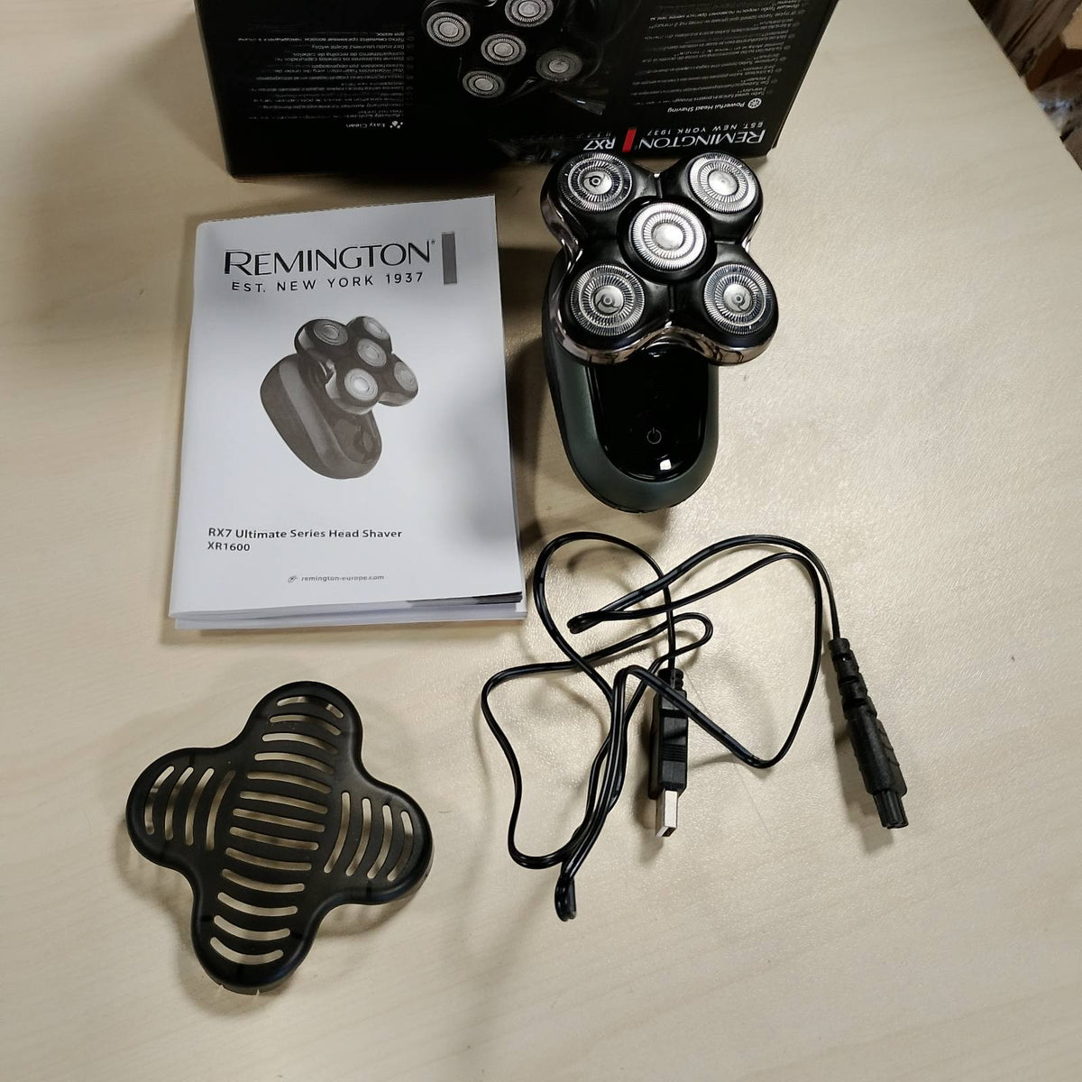 301732 - REMINGTON Makinë rroje elektrike për flokë tullace XR1600, 5 koka rroje, rruajtje e butë maks. 0.2 mm, dhomë për mbledhjen e qimeve, prerës detajesh, rezistente ndaj ujit, Funksioni Turbo Boost