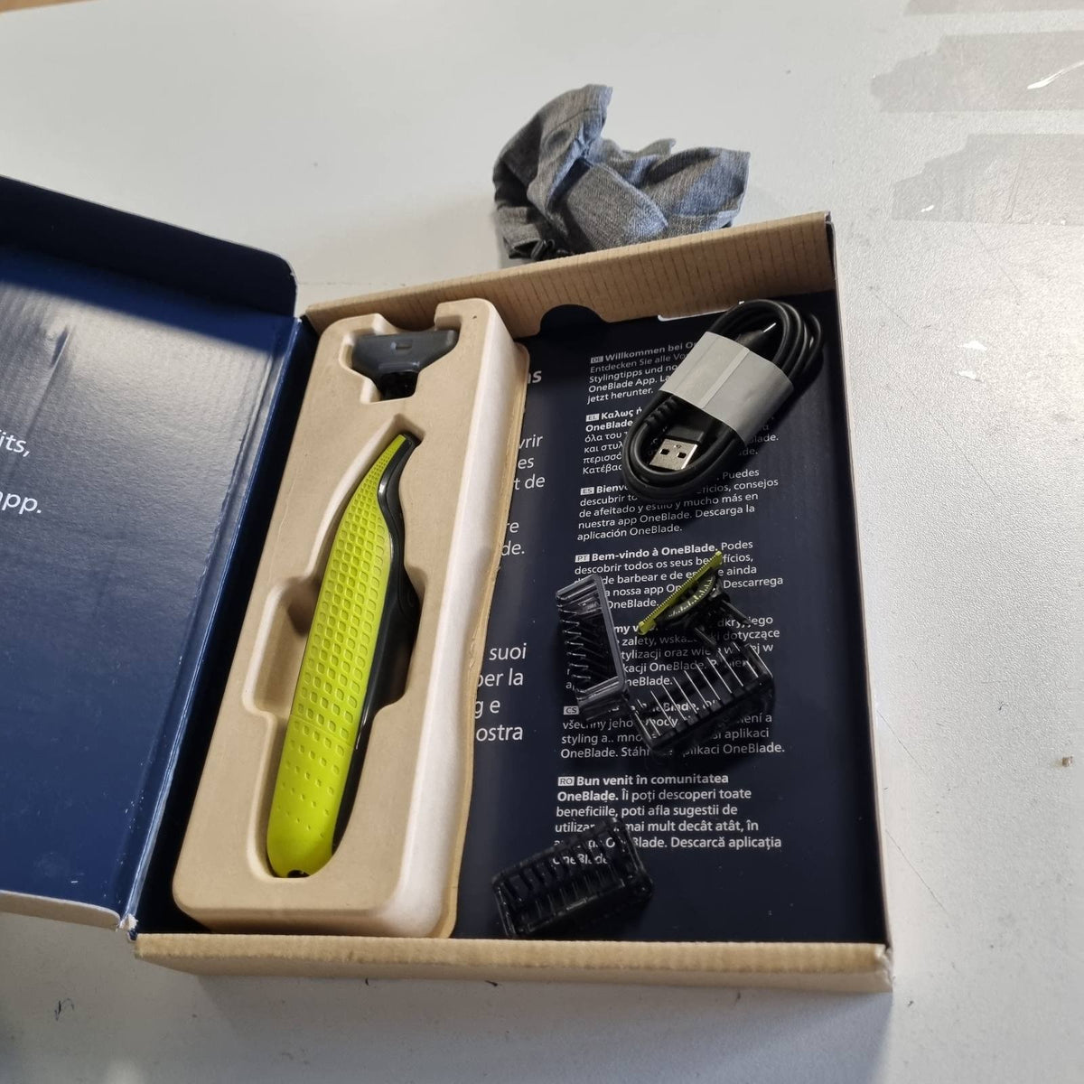 301762 - PHILIPS Makinë rroje dhe prerëse mjekre elektrike OneBlade 360, 2 tehe 360, 3 krehër mjekre (1, 3, 5 mm), QP2724/31