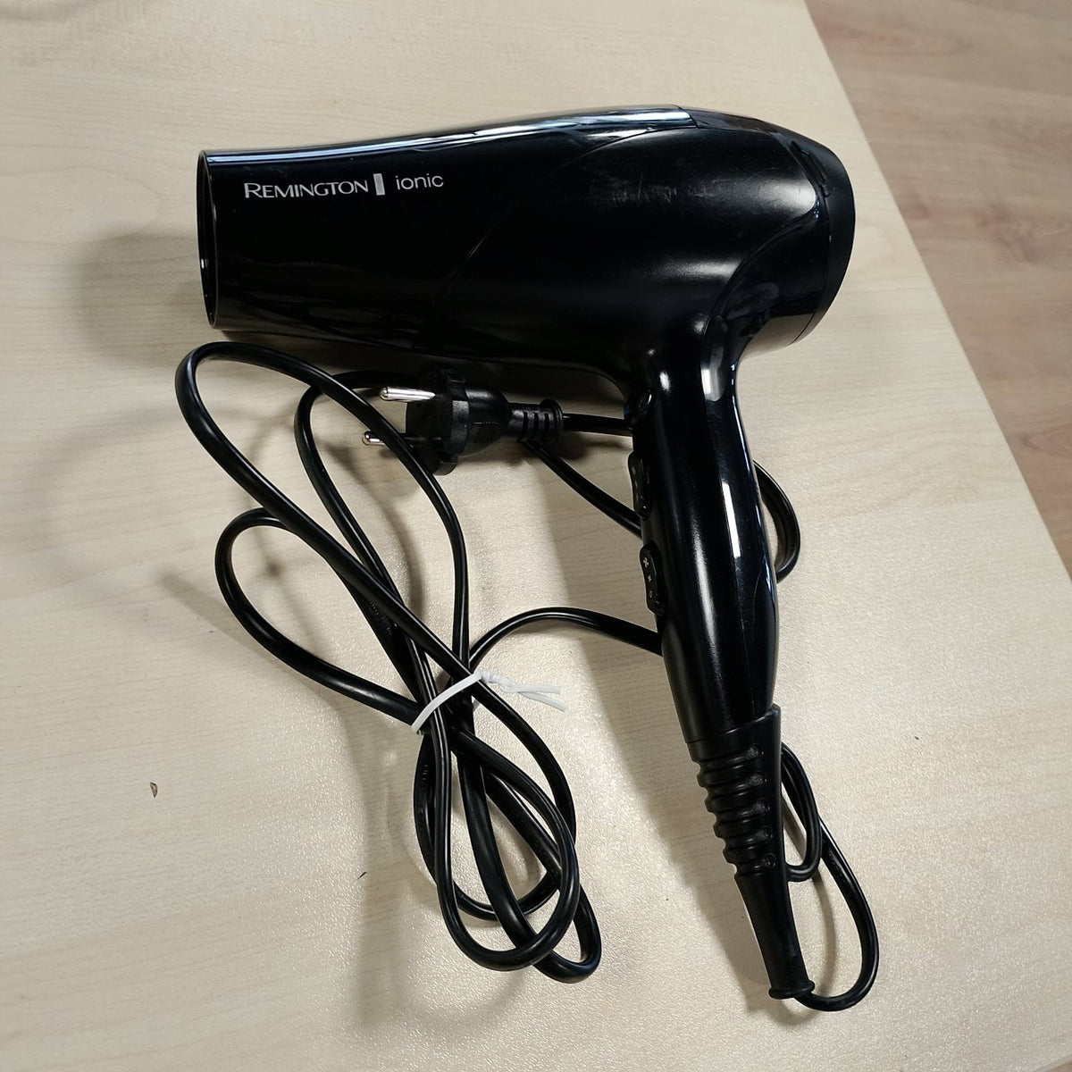 301987 - REMINGTON Tharëse flokësh Ionic D3198, 2200W, me difuzor dhe grykë stilimi, 3 cilësime nxehtësie dhe 2 cilësime të ndara të ventilatorit