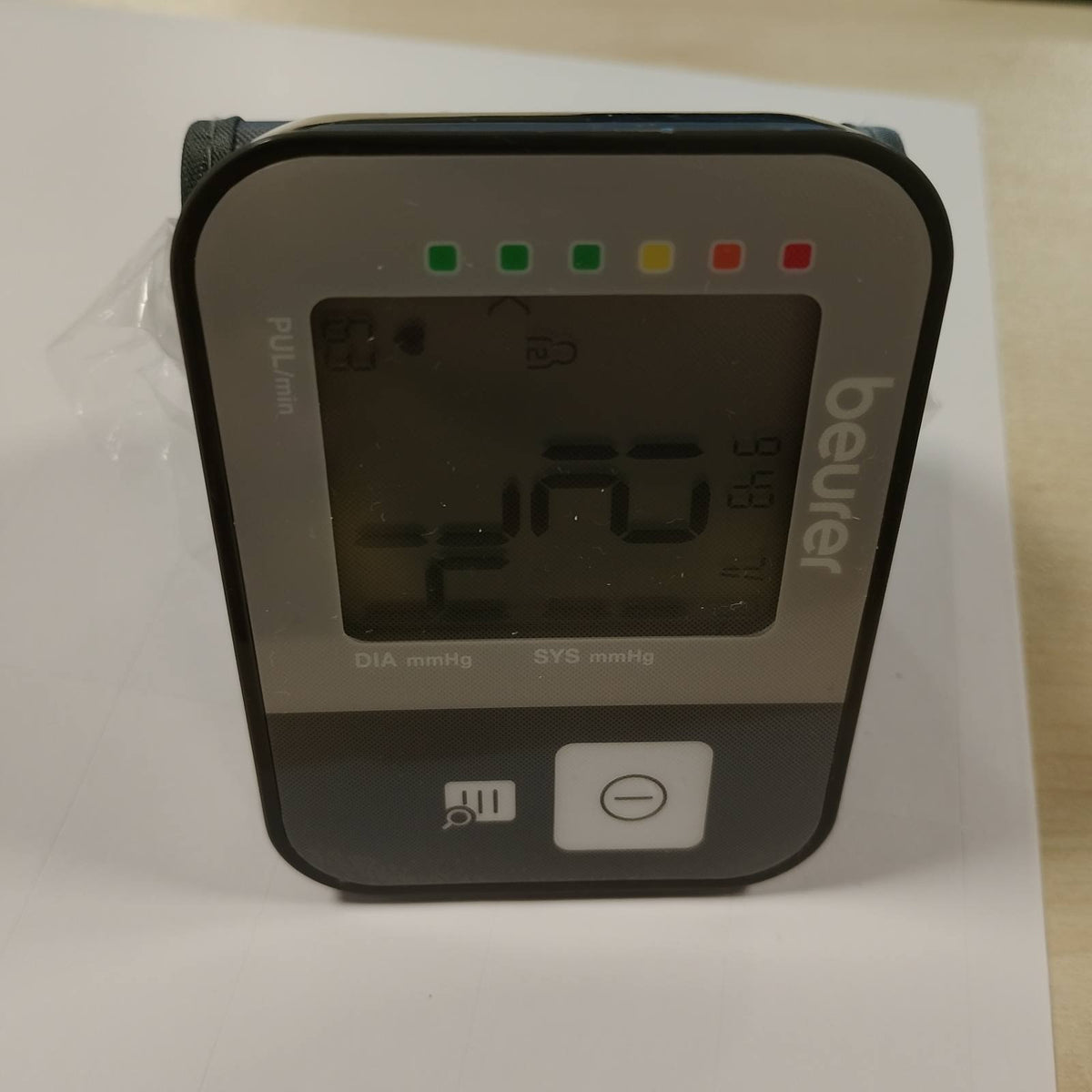 302060 - BEURER Monitor tensioni i gjakut BC 27 për kyçin e dorës, zbulim i aritmisë, tregues rreziku me ngjyra, perimetër kyçi 14-19.5 cm, transferim të dhënash në Apple Health