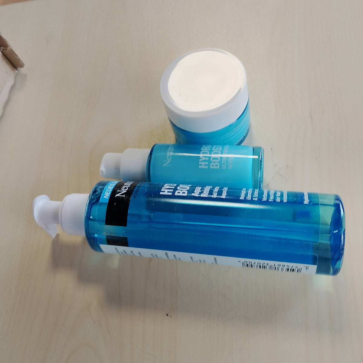 302075 - NEUTROGENA Set për kujdesin e lëkurës Hydro Boost, përfshin xhel pastrues Aqua, serum fytyre Aqua Pearl dhe krem fytyre Aqua Gel