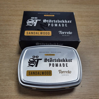 302099 - STÖRTEBEKKER Pomadë druri sandali, 125 ml, fiksim mesatar, shkëlqim mesatar, për berberhane