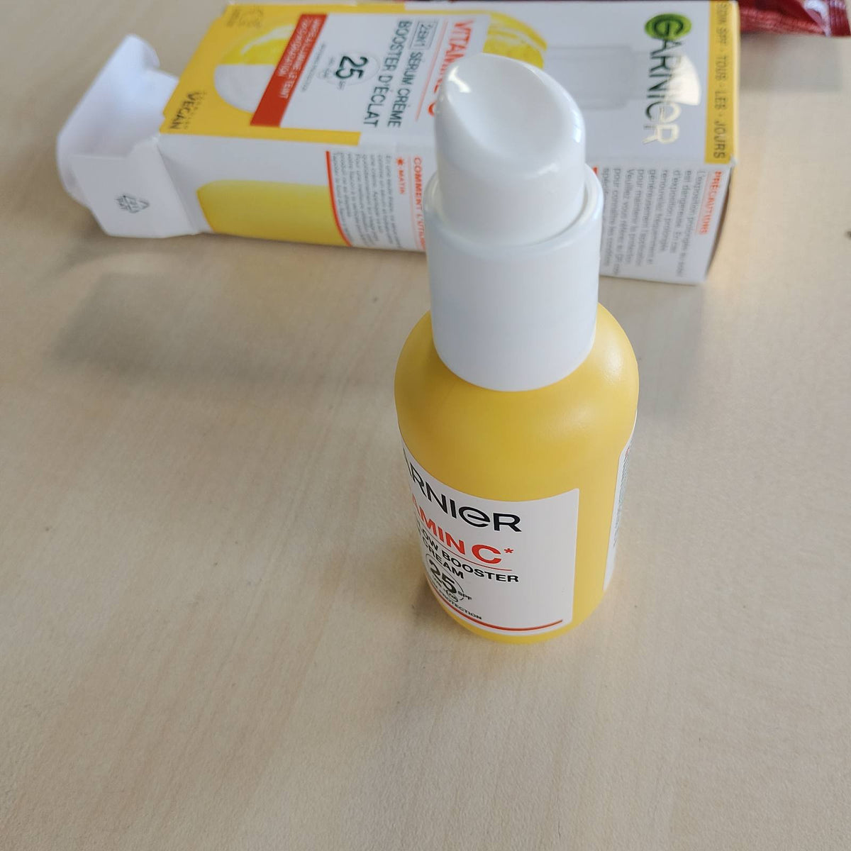 302427 - GARNIER Skin Active Serum 2-në-1, 50 ml, Hidratim dhe shkëlqim 72-orësh, SPF 25, Vitaminë C, Vegan