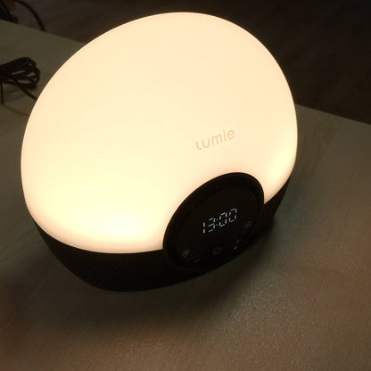 302713 - LUMIE Orë alarmi Bodyclock Glow 150 me dritë, simulim gradual të lindjes dhe perëndimit të diellit, 10 tinguj, nudo, e zezë