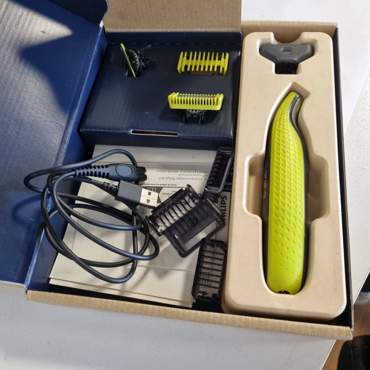 302789 - PHILIPS OneBlade QP2834/31, Makinë elektrike për prerjen e mjekrës, 360 gradë, 3 tehe, 4 krehëra (1, 2, 3, 5 mm)