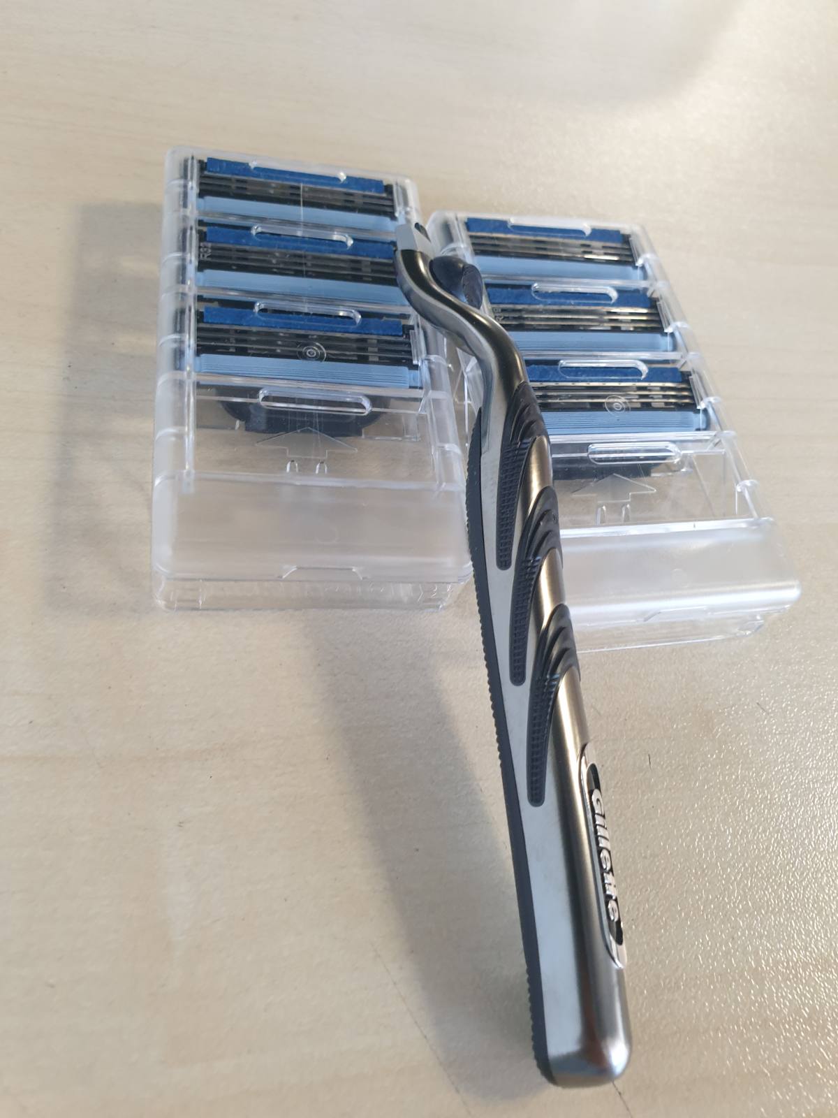 303437 - GILLETTE Brisk bazë Mach3 për burra, 1 brisk Gillette, 6 tehe zëvendësuese, me shirit lubrifikues