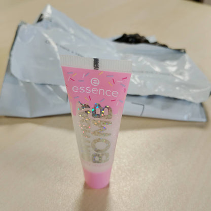304088 - ESSENCE Shkëlqyes Buzësh Birthday Bomb Nr. 01, 10ml, transparent, natyral, vegan, pa parabene, pa mikroplastikë, pa nanopjesëza