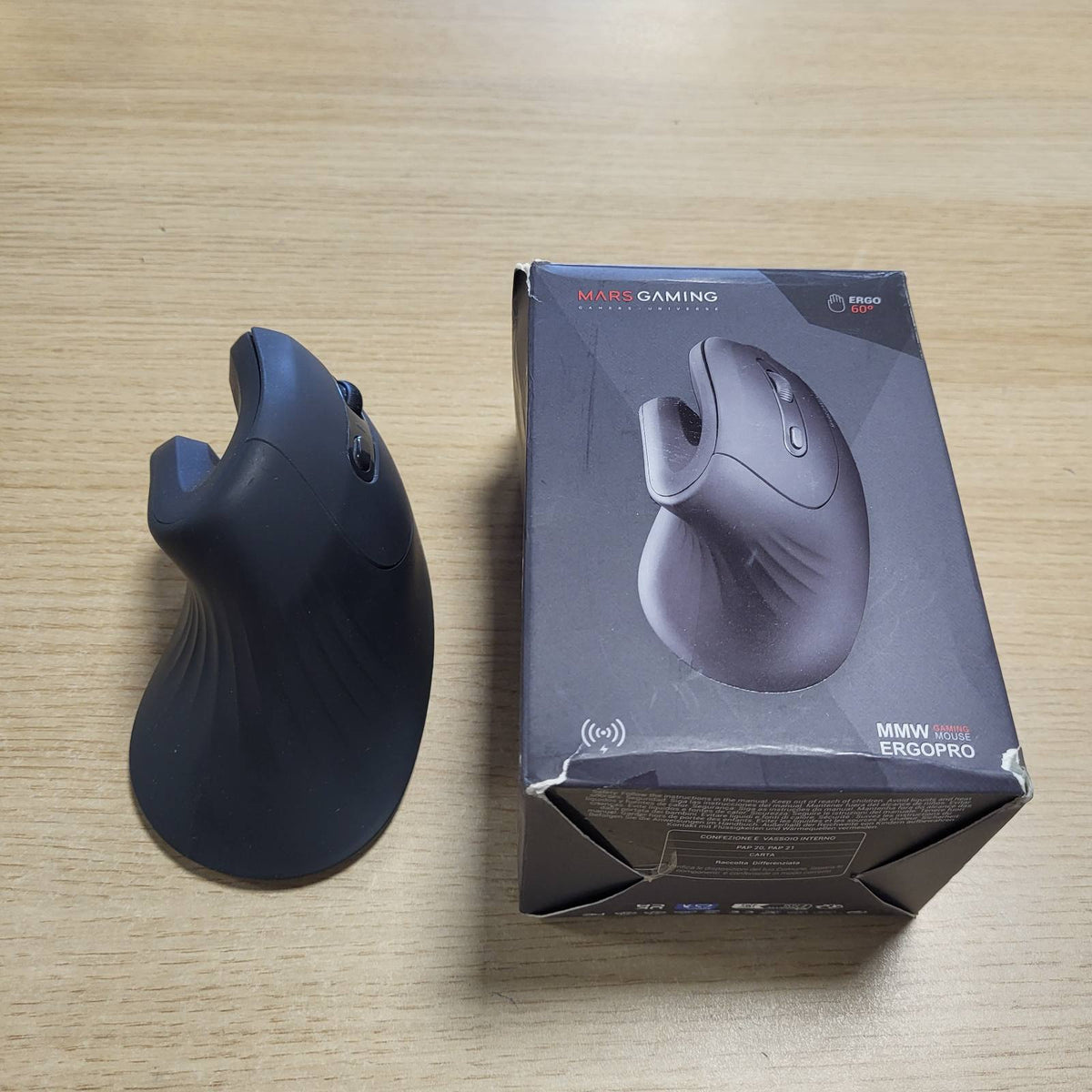 305452 - MARS GAMING Maus MMW-ERGOPRO i Zi, Maus Vertikal Ergonomik Pa Tel, Sensor Optik 3200 DPI, Çelësa Huano, Marrës Pa Tel 2.4GHz, Mbështetje për Shumë Platforma