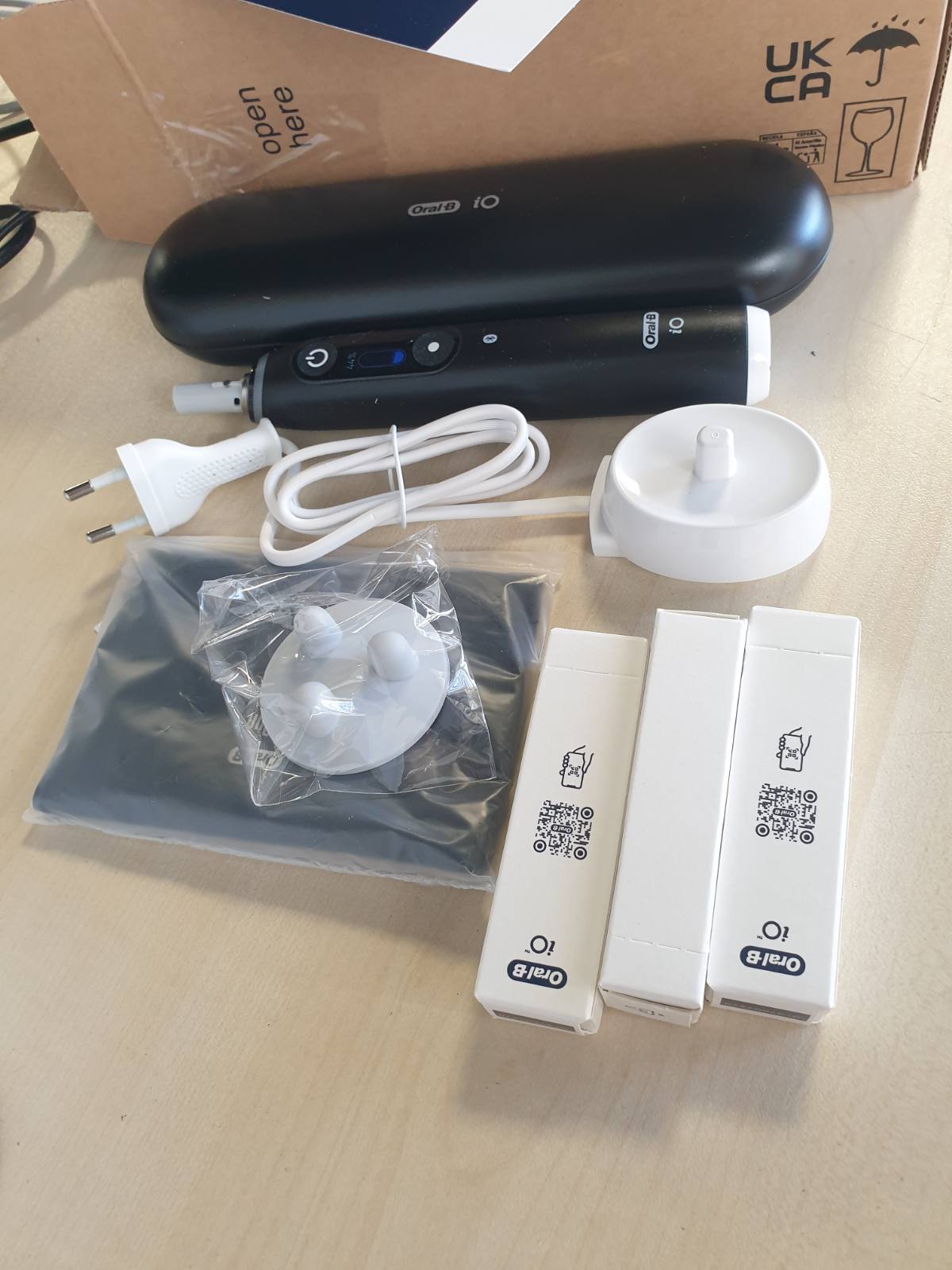 305694 - ORAL-B Furçë dhëmbësh elektrike iO Series 6 me 3 koka furçe, e zezë