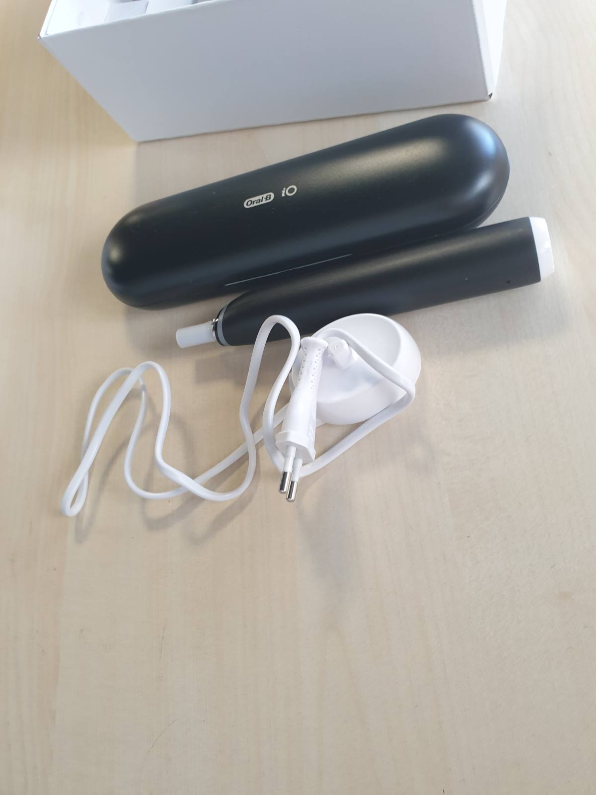 305695 - ORAL-B Furçë dhëmbësh elektrike iO Series 6 me 3 koka furçe, e zezë