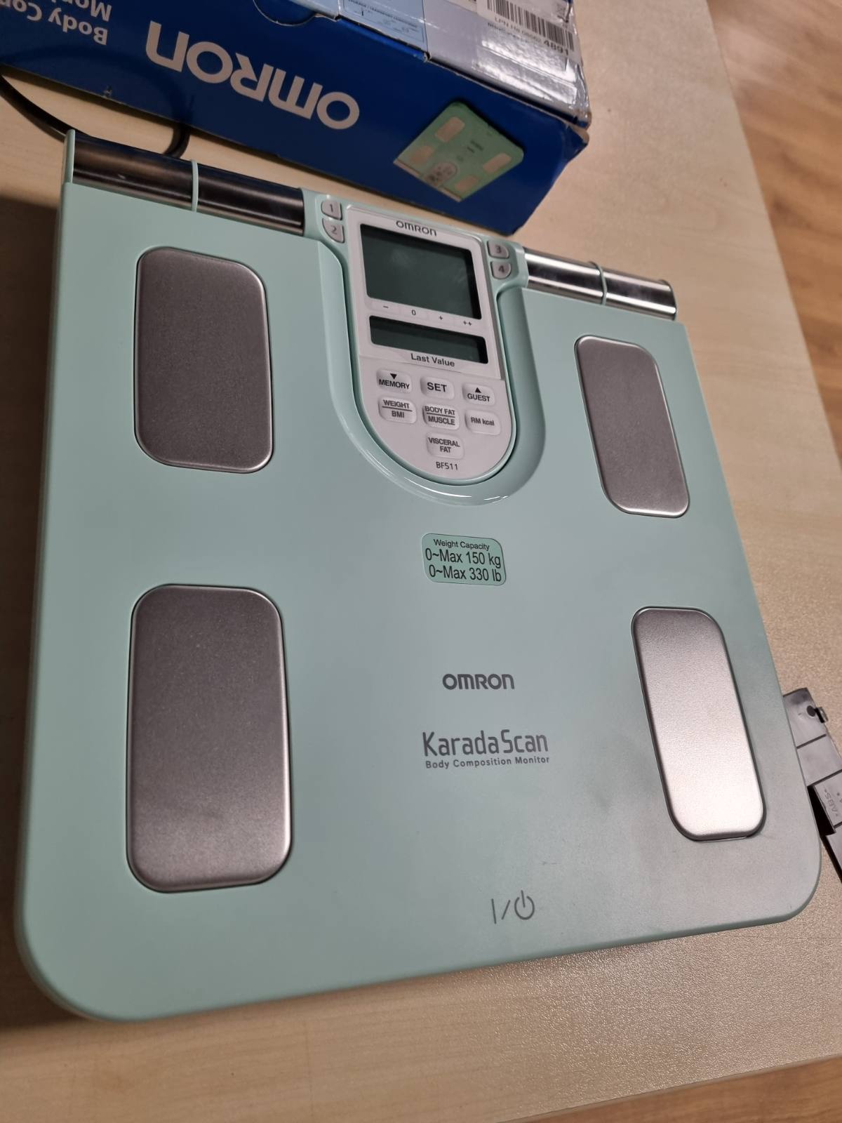 305702 - OMRON Peshore banjoje BF511 me matje të dhjamit trupor dhe masës muskulore