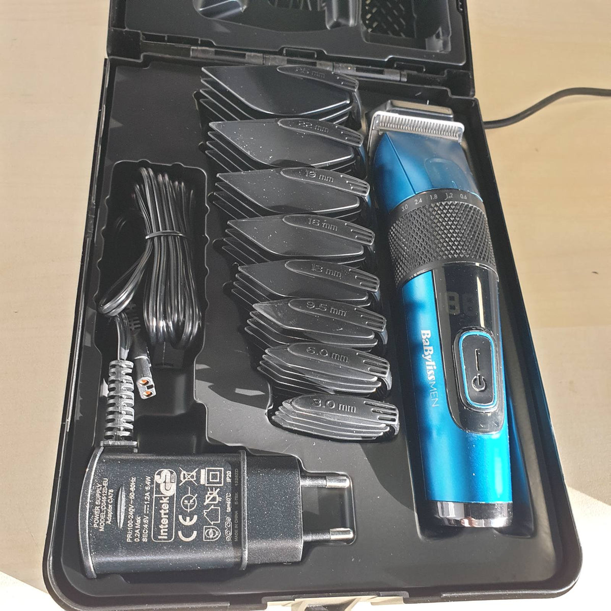 305703 - BABYLISS Makinë prerëse flokësh prej çeliku japonez – Bateri litiumi, kohë funksionimi 160 minuta, kohë karikimi 3 orë, përfshirë kutinë e fortë, e zezë, E990E