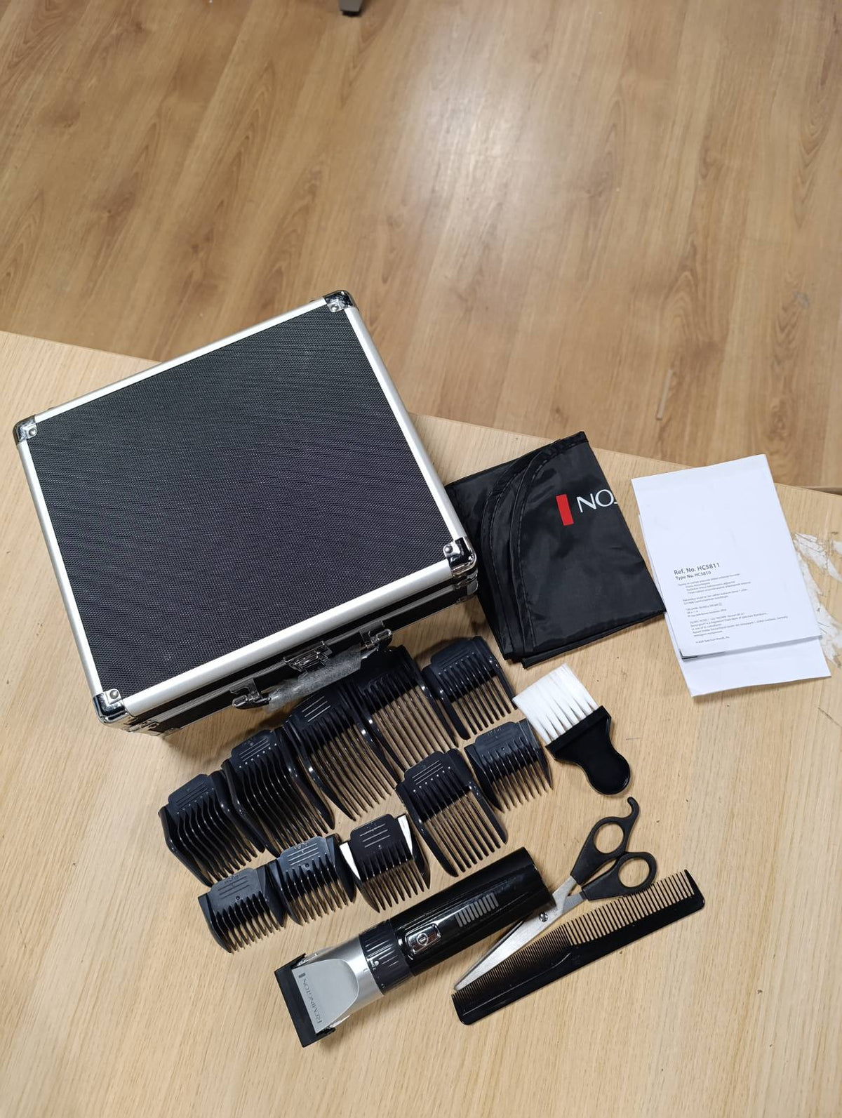 305844 - REMINGTON Makinë prerëse flokësh profesionale HC5811 [tehë qeramike vetëmprehëse/0.8-40 mm/rregullim preciz] Set (10 krehëra, funksionim me rrjet/bateri, litium, kuti alumini, pelerinë berberi)