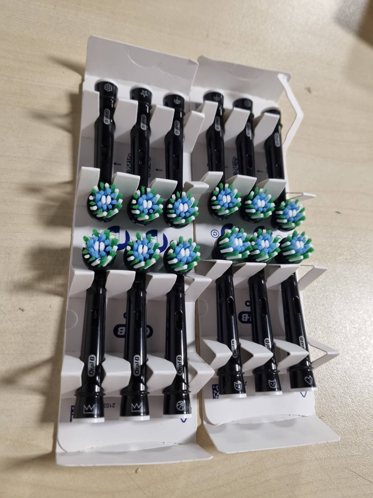 305884 - ORAL-B Koka Furçash Zëvendësuese Pro CrossAction për Furça Dhëmbësh Elektrike, 12 copë, E Zezë, Paketim i Përshtatshëm për Kuti Postare
